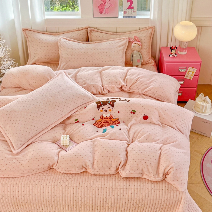 91家纺网 家纺一手货源 找家纺 梦可莱家居 2025新款牛奶绒奶油系列印加绣床盖四件套 妞妞玉