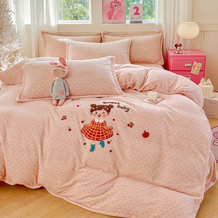 91家纺网 家纺一手货源 找家纺 梦可莱家居 2025新款牛奶绒奶油系列印加绣床盖四件套 妞妞玉