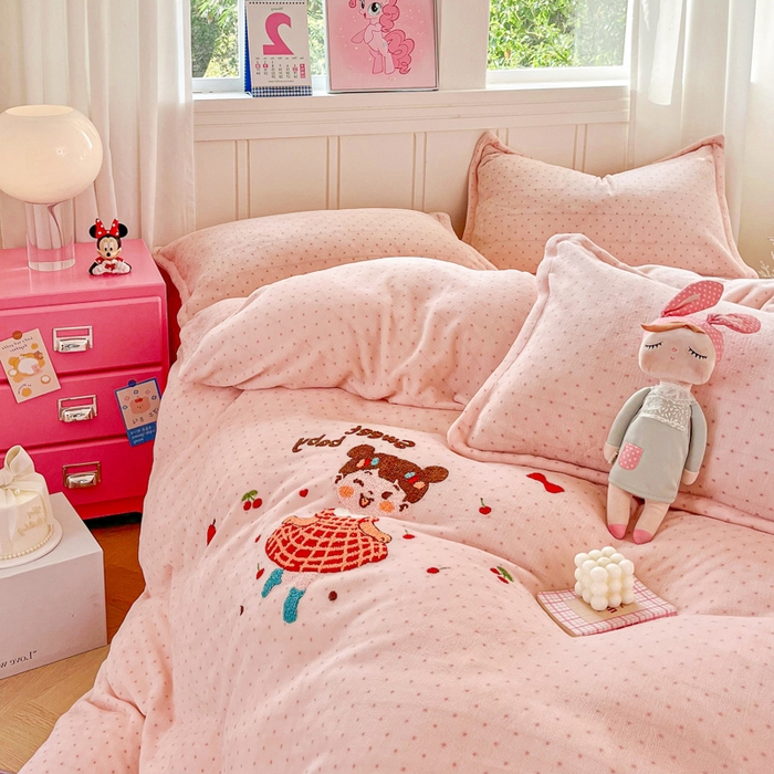 91家纺网 家纺一手货源 找家纺 梦可莱家居 2025新款牛奶绒奶油系列印加绣床盖四件套 妞妞玉