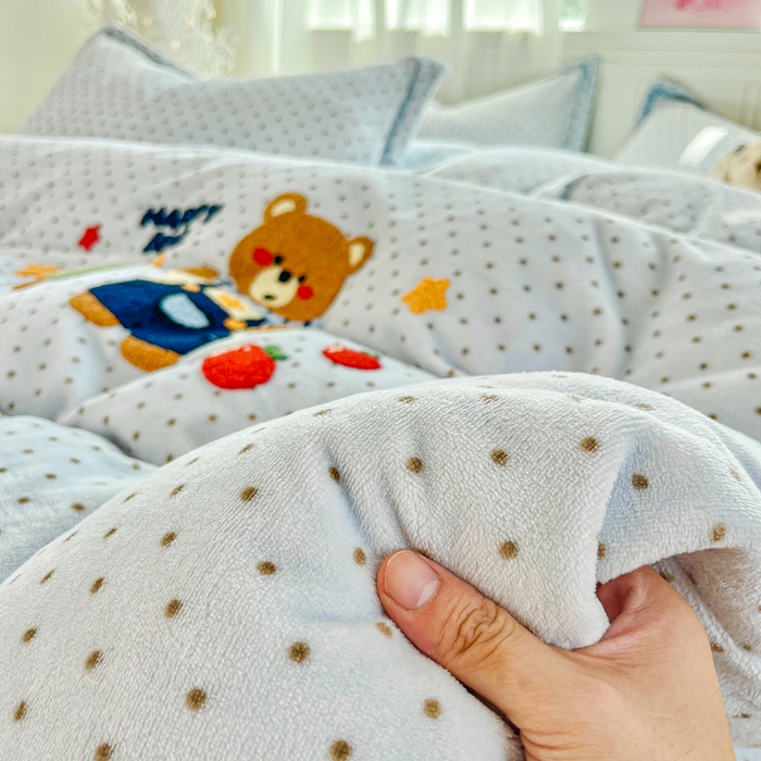 91家纺网 家纺一手货源 找家纺 梦可莱家居 2025新款牛奶绒奶油系列印加绣床盖四件套 奶熊团团兰