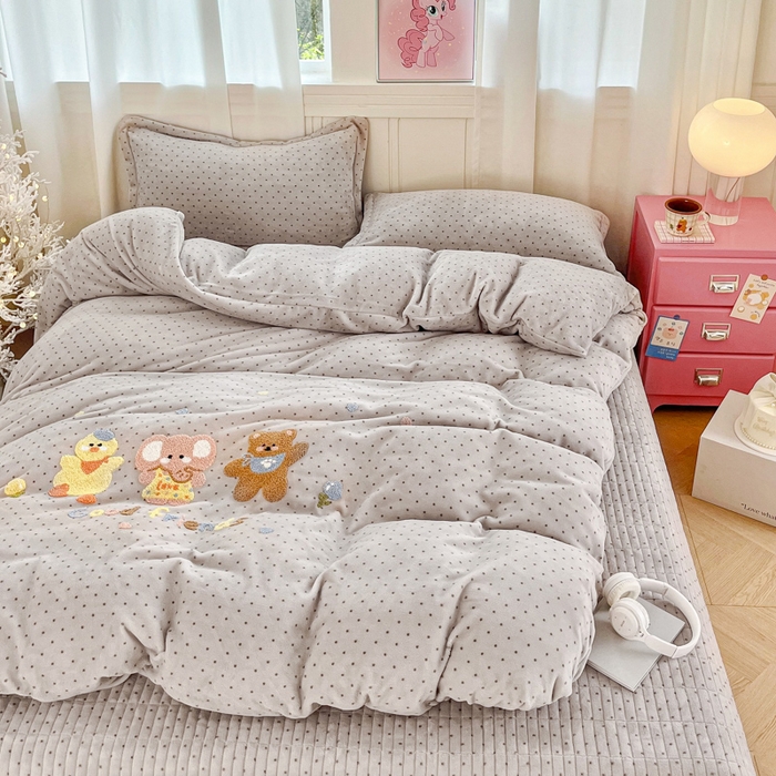 91家纺网 家纺一手货源 找家纺 （总）梦可莱家居 2025新款牛奶绒奶油系列印加绣床盖四件套