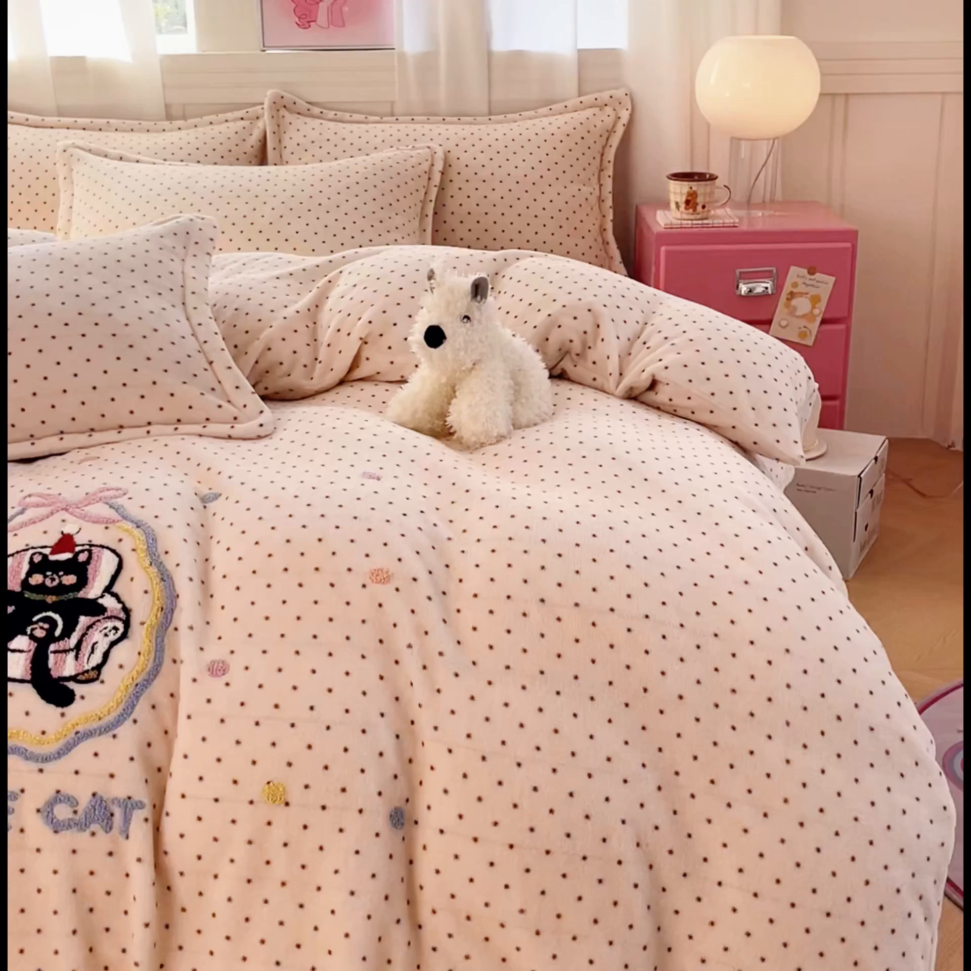 91家纺网 家纺一手货源 找家纺 梦可莱家居 2025新款牛奶绒奶油系列印加绣床盖四件套 奶猫米粒