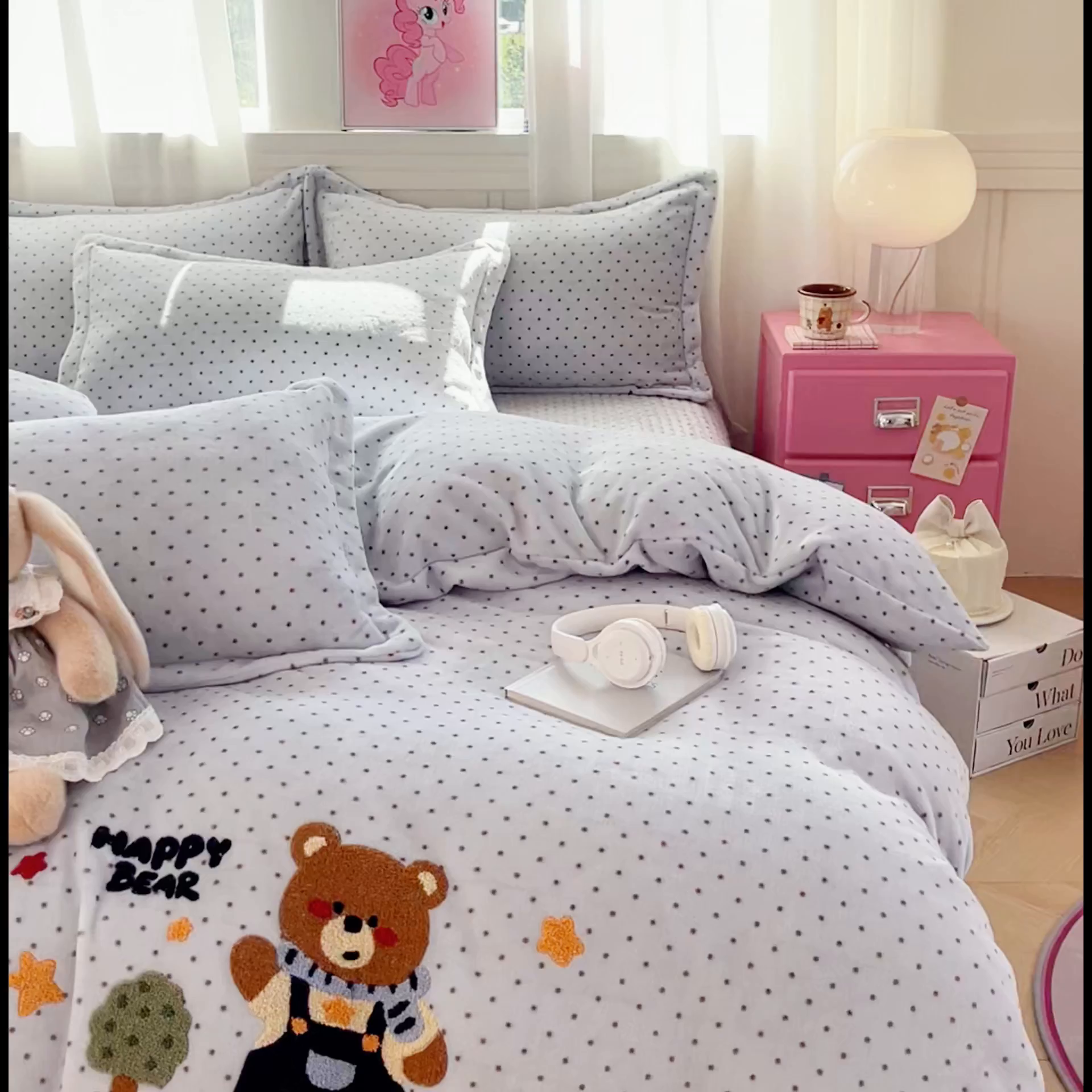 91家纺网 家纺一手货源 找家纺 梦可莱家居 2025新款牛奶绒奶油系列印加绣床盖四件套 奶熊团团兰