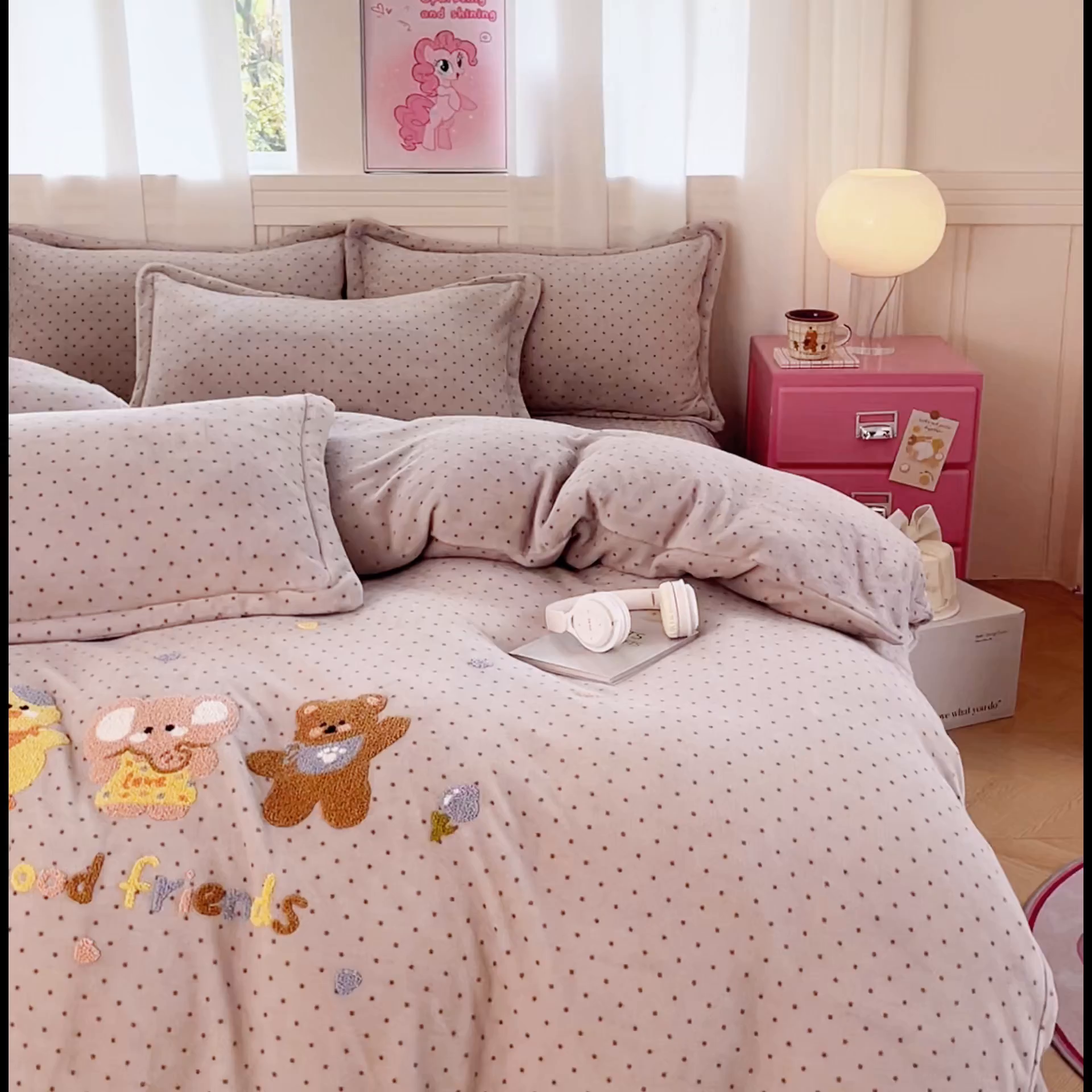 91家纺网 家纺一手货源 找家纺 梦可莱家居 2025新款牛奶绒奶油系列印加绣床盖四件套 奶伙伴灰