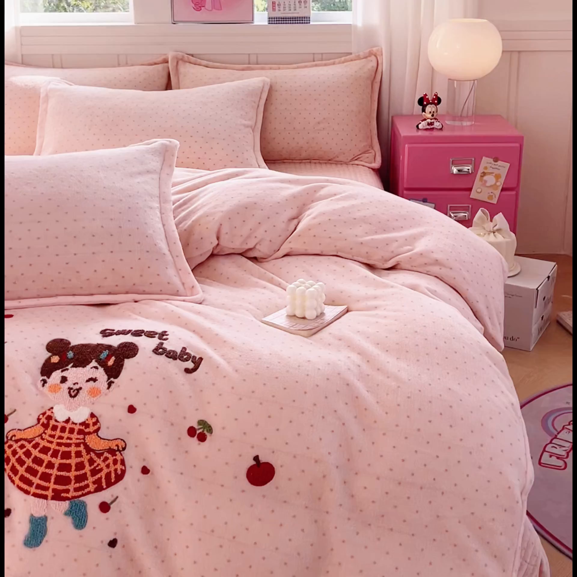 91家纺网 家纺一手货源 找家纺 梦可莱家居 2025新款牛奶绒奶油系列印加绣床盖四件套 妞妞玉