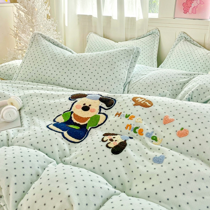 91家纺网 家纺一手货源 找家纺 梦可莱家居 2025新款牛奶绒奶油系列印加绣床盖四件套 奶汪球球