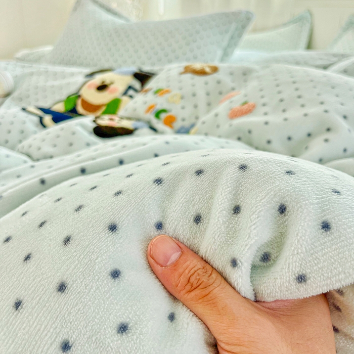 91家纺网 家纺一手货源 找家纺 梦可莱家居 2025新款牛奶绒奶油系列印加绣床盖四件套 奶汪球球