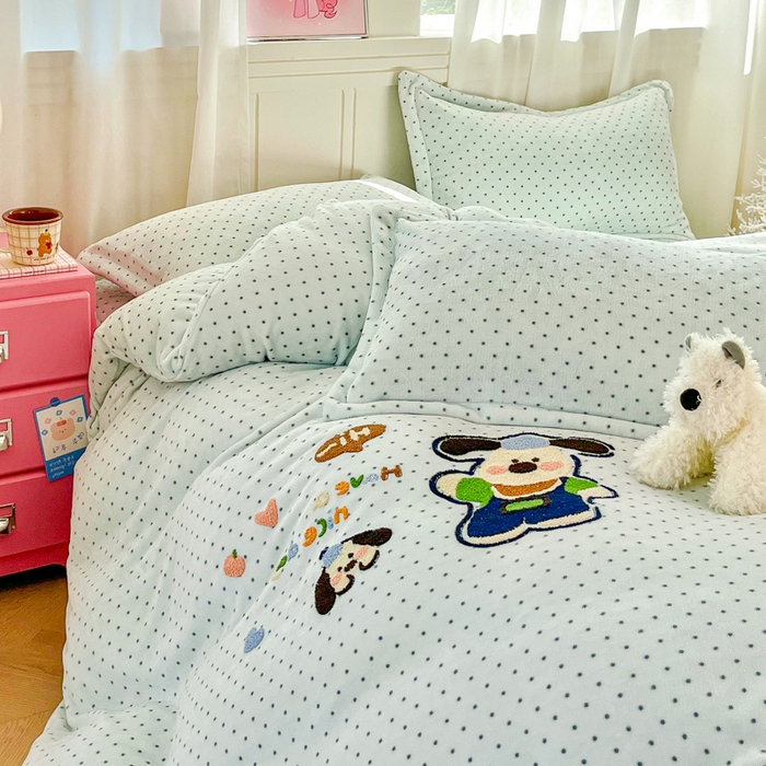 91家纺网 家纺一手货源 找家纺 梦可莱家居 2025新款牛奶绒奶油系列印加绣床盖四件套 奶汪球球