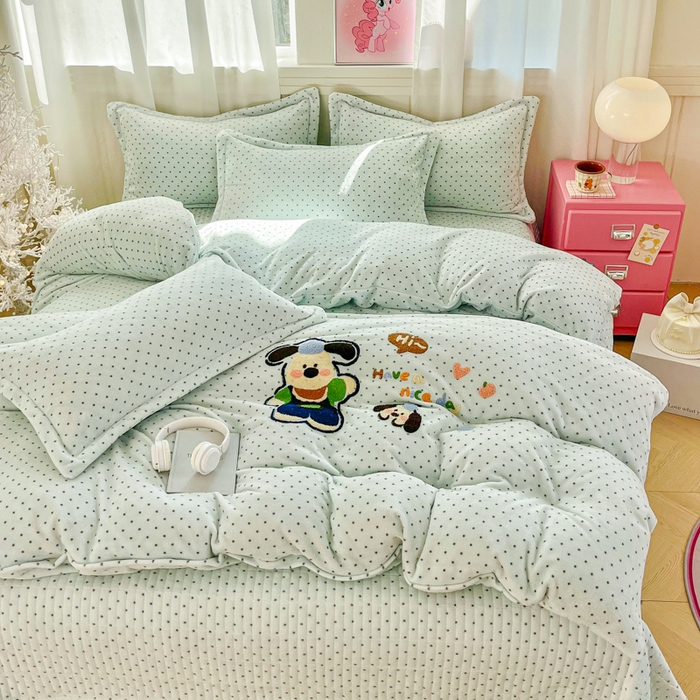 91家纺网 家纺一手货源 找家纺 梦可莱家居 2025新款牛奶绒奶油系列印加绣床盖四件套 奶汪球球