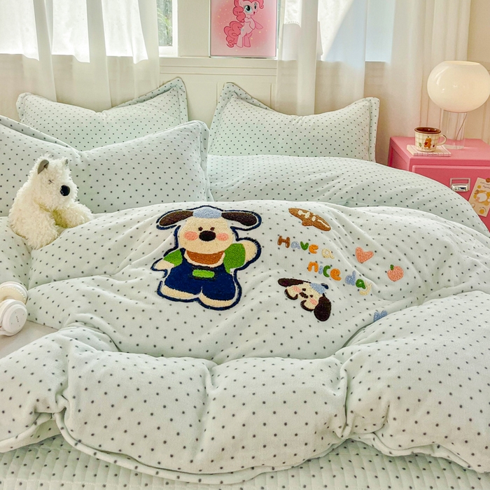 91家纺网 家纺一手货源 找家纺 梦可莱家居 2025新款牛奶绒奶油系列印加绣床盖四件套 奶汪球球