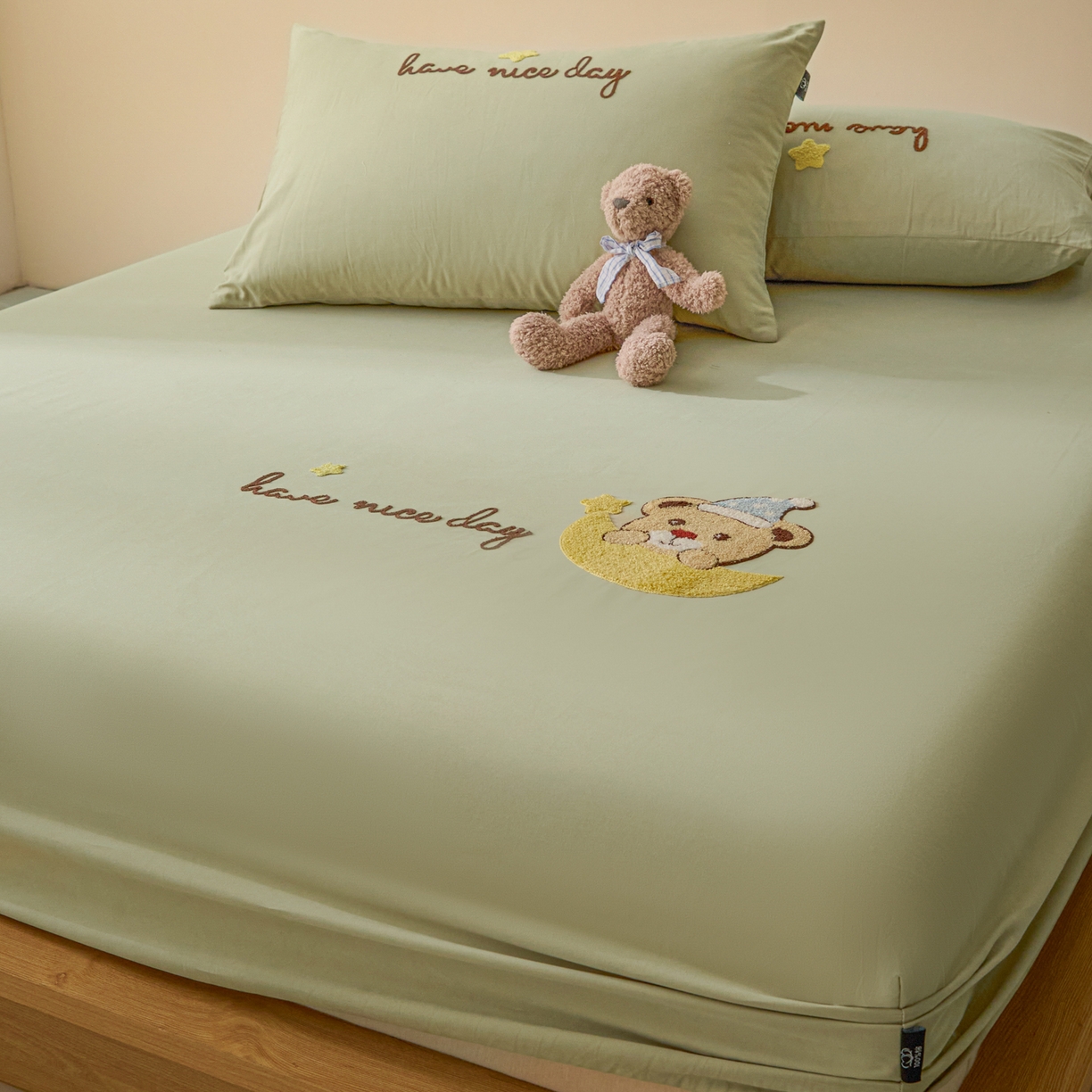 91家纺网 家纺一手货源 找家纺 锦觅 2025新款100S全棉长绒棉陶瓷磨毛绣花纯色单品床笠三件套 月亮小熊（奶绿）