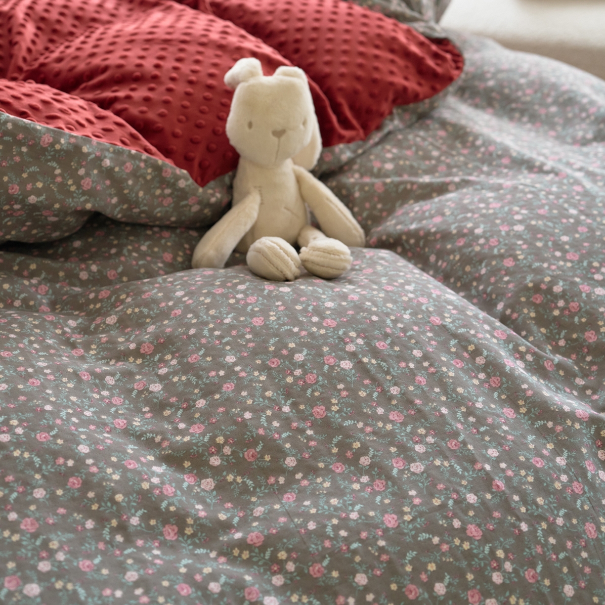 91家纺网 家纺一手货源 找家纺 洋铭区（原狠狠爱） 2025秋冬双层纱毛球球+豆豆绒四件套系列 爱莎玫瑰