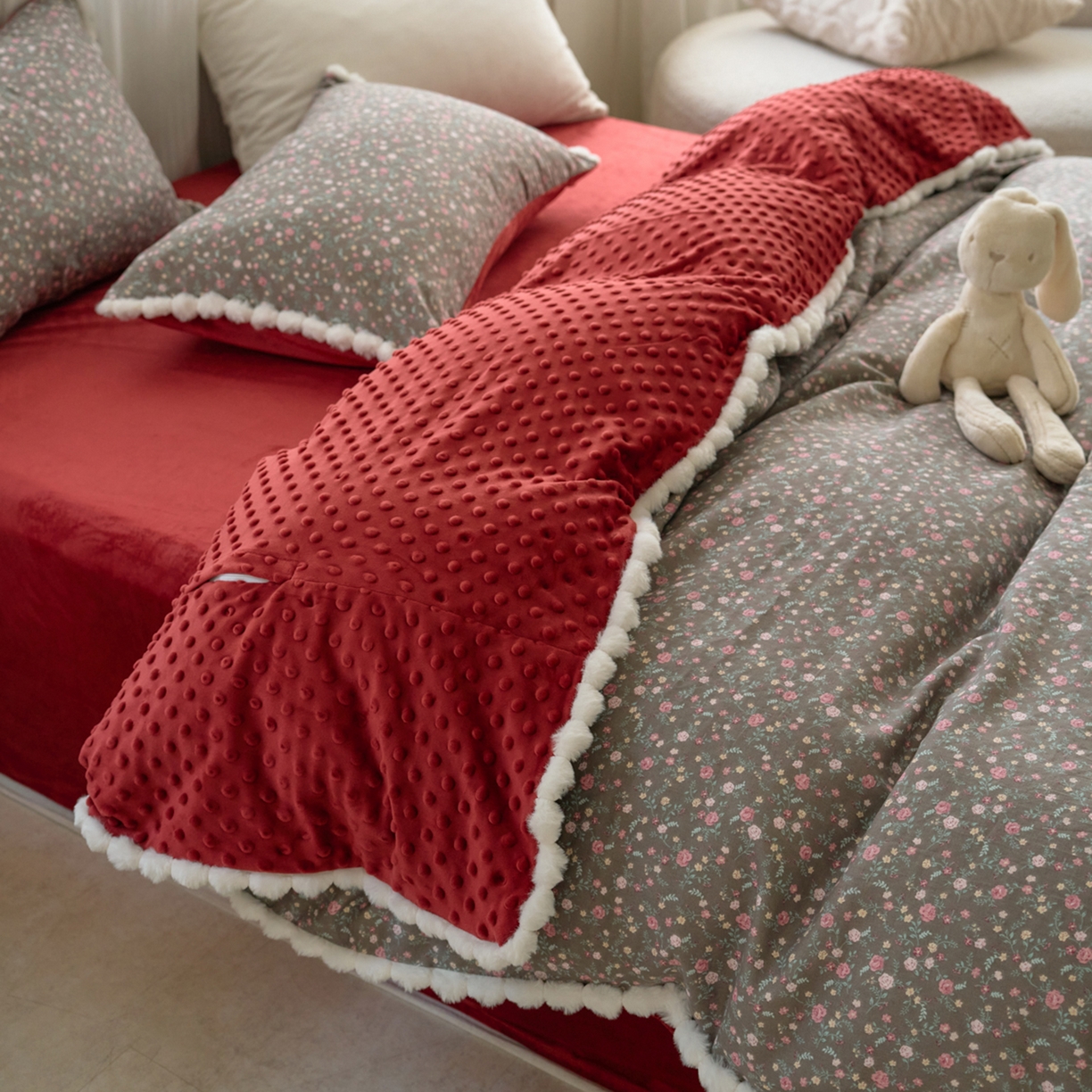 91家纺网 家纺一手货源 找家纺 洋铭区（原狠狠爱） 2025秋冬双层纱毛球球+豆豆绒四件套系列 爱莎玫瑰