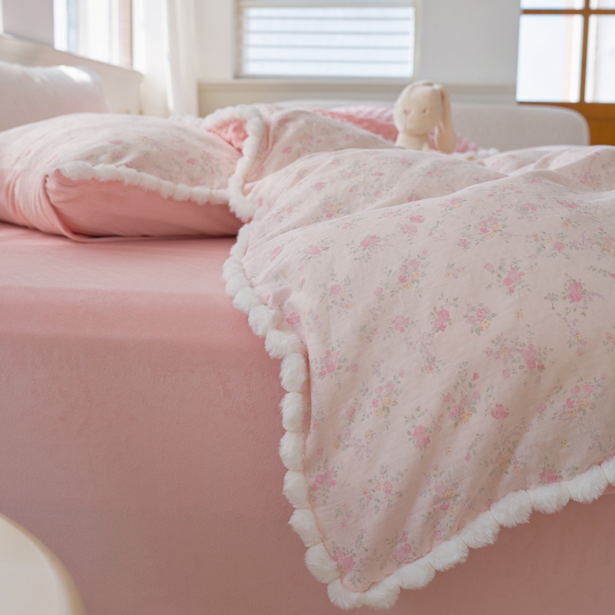 91家纺网 家纺一手货源 找家纺 洋铭区（原狠狠爱） 2025秋冬双层纱毛球球+豆豆绒四件套系列 丁香小花