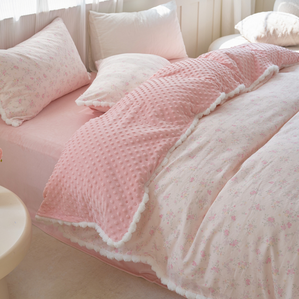 91家纺网 家纺一手货源 找家纺 洋铭区（原狠狠爱） 2025秋冬双层纱毛球球+豆豆绒四件套系列 丁香小花