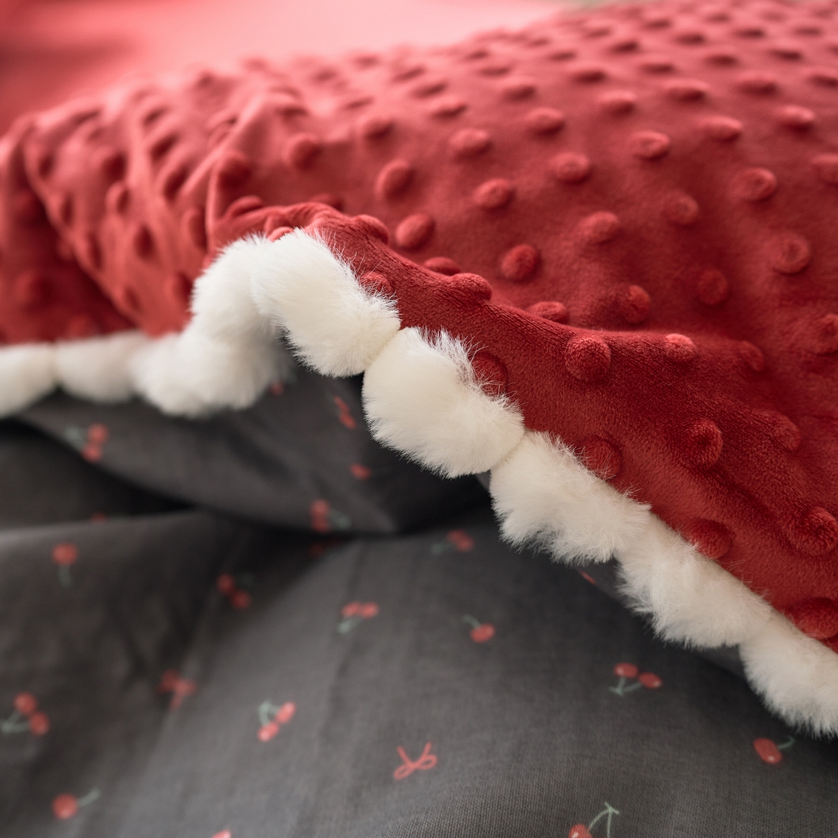 91家纺网 家纺一手货源 找家纺 洋铭区（原狠狠爱） 2025秋冬双层纱毛球球+豆豆绒四件套系列 复古 红樱桃