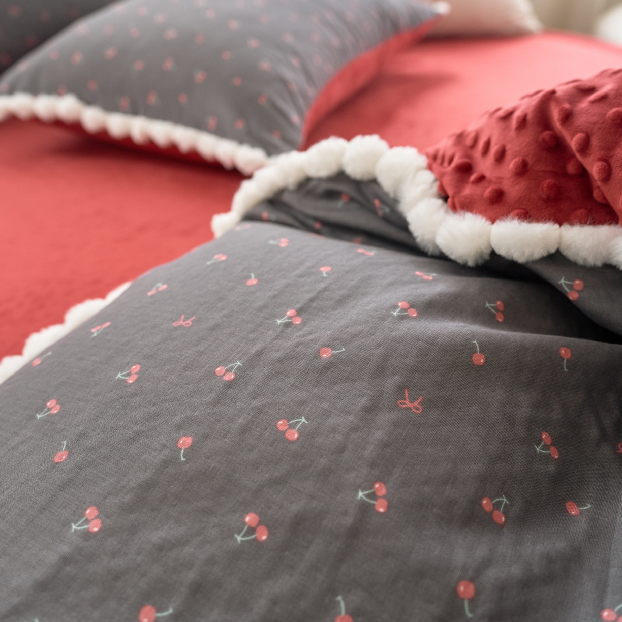 91家纺网 家纺一手货源 找家纺 洋铭区（原狠狠爱） 2025秋冬双层纱毛球球+豆豆绒四件套系列 复古 红樱桃