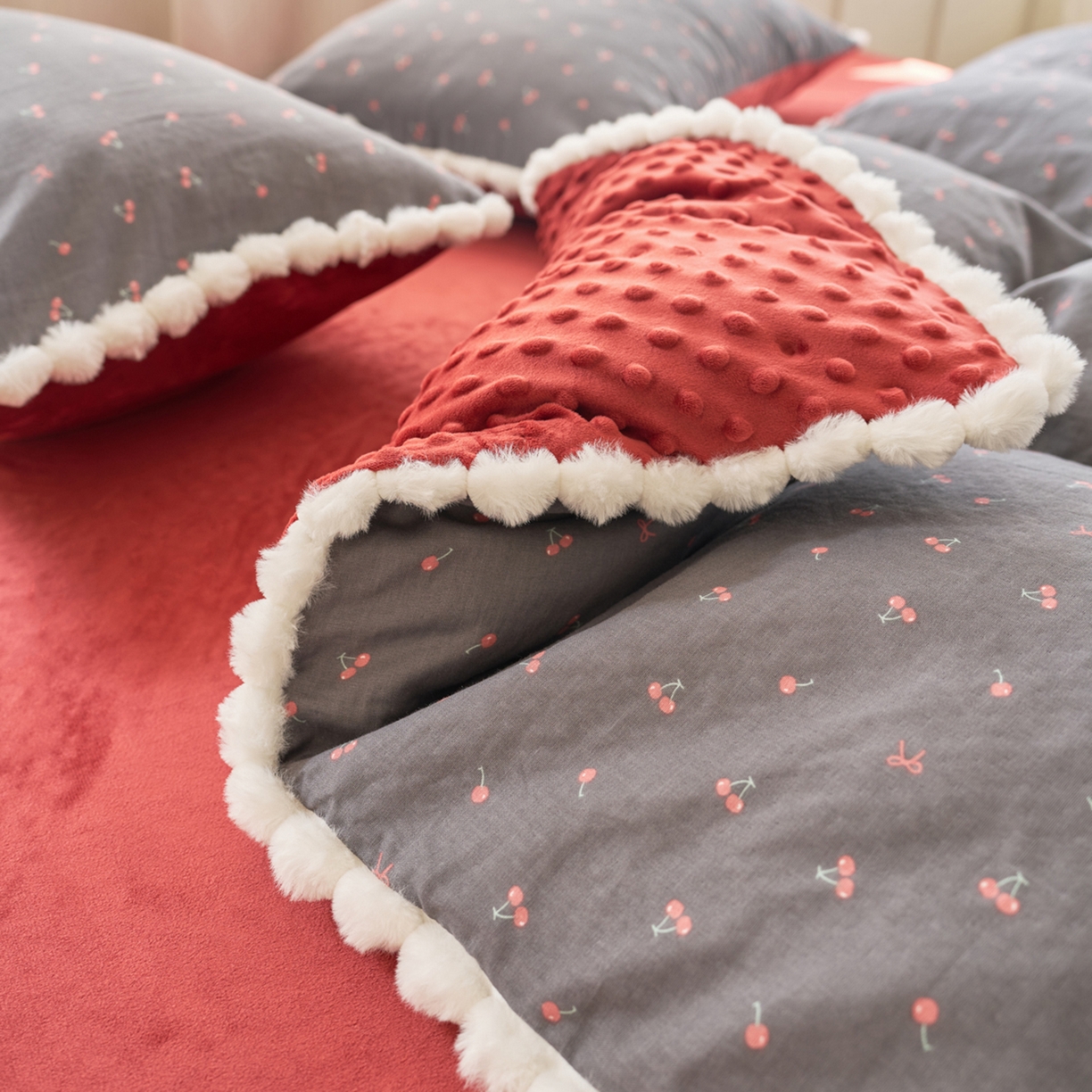 91家纺网 家纺一手货源 找家纺 洋铭区（原狠狠爱） 2025秋冬双层纱毛球球+豆豆绒四件套系列 复古 红樱桃