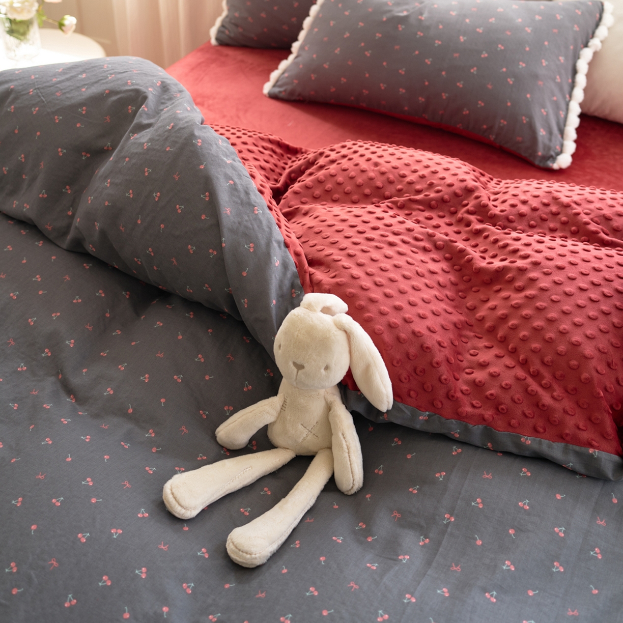 91家纺网 家纺一手货源 找家纺 洋铭区（原狠狠爱） 2025秋冬双层纱毛球球+豆豆绒四件套系列 复古 红樱桃