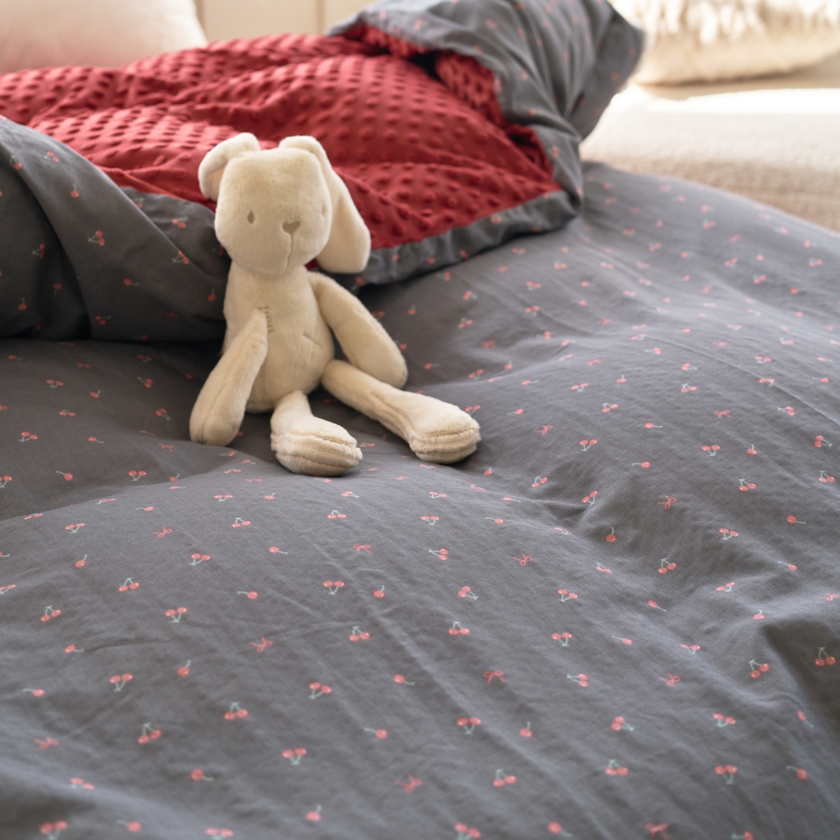 91家纺网 家纺一手货源 找家纺 洋铭区（原狠狠爱） 2025秋冬双层纱毛球球+豆豆绒四件套系列 复古 红樱桃