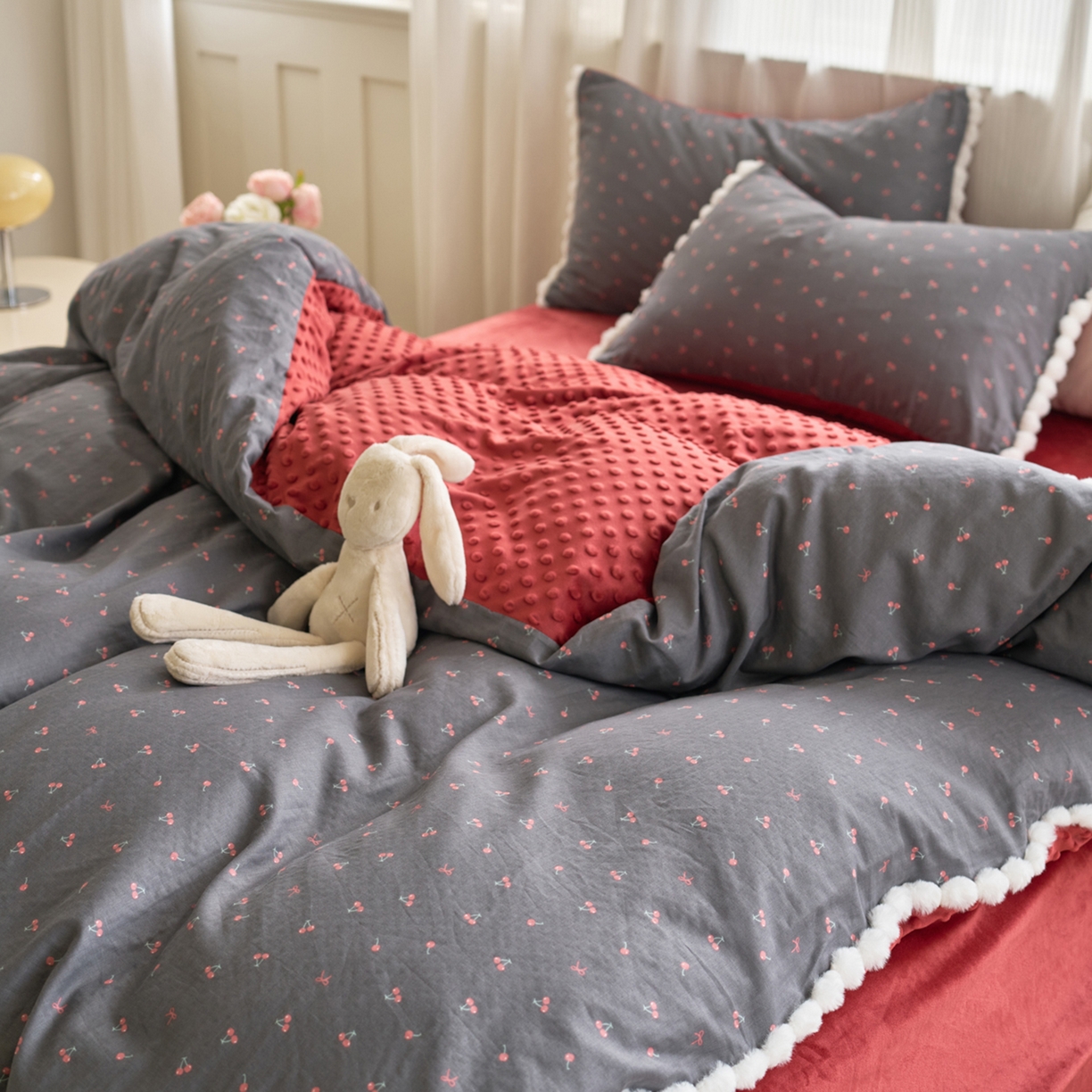 91家纺网 家纺一手货源 找家纺 洋铭区（原狠狠爱） 2025秋冬双层纱毛球球+豆豆绒四件套系列 复古 红樱桃