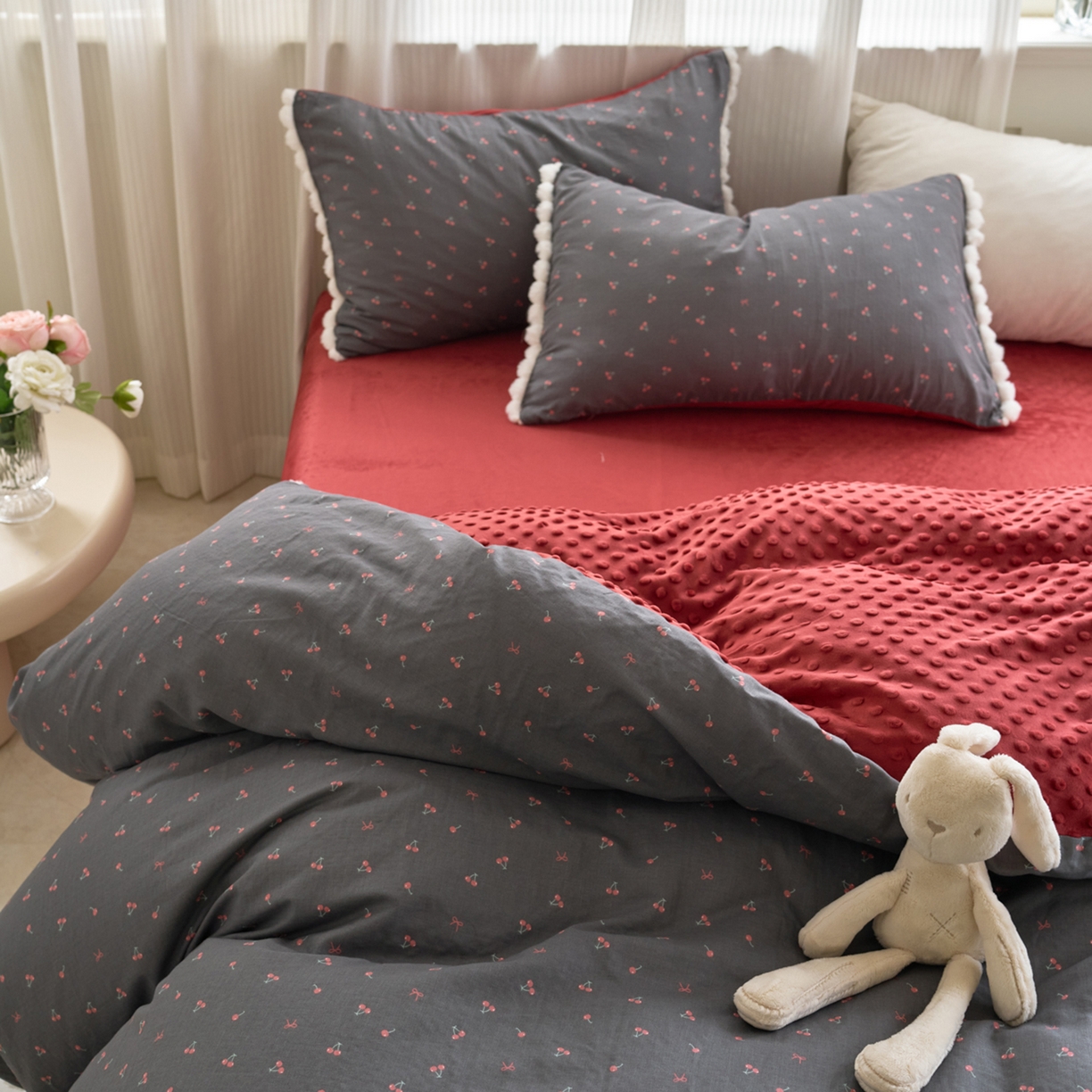 91家纺网 家纺一手货源 找家纺 洋铭区（原狠狠爱） 2025秋冬双层纱毛球球+豆豆绒四件套系列 复古 红樱桃