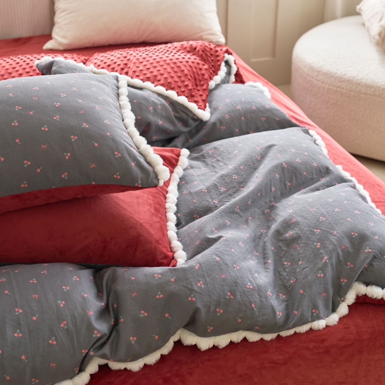 91家纺网 家纺一手货源 找家纺 洋铭区（原狠狠爱） 2025秋冬双层纱毛球球+豆豆绒四件套系列 复古 红樱桃