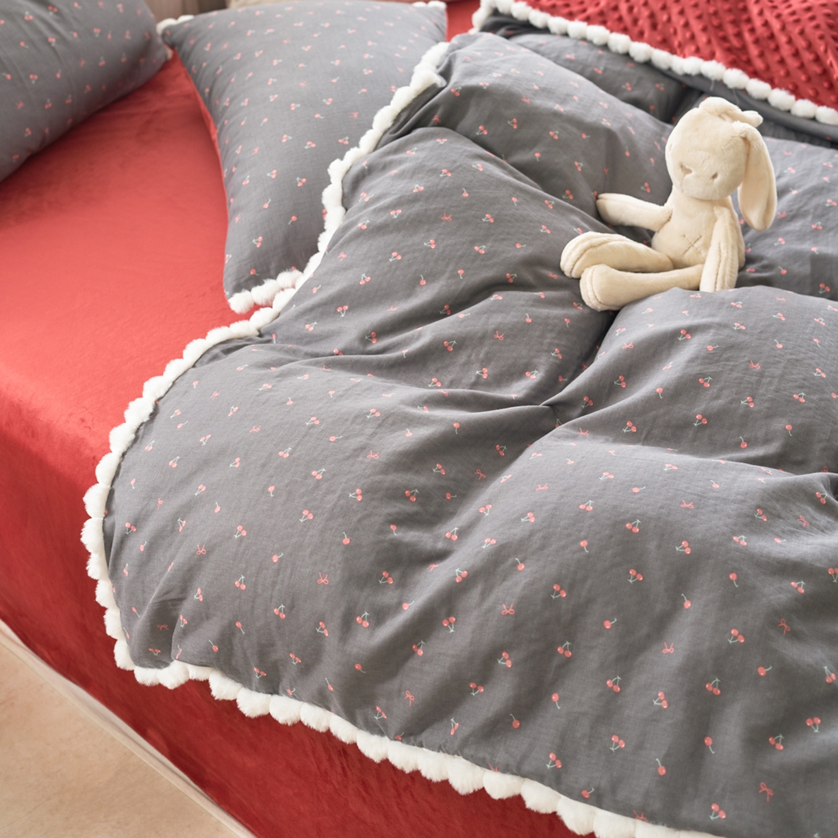 91家纺网 家纺一手货源 找家纺 洋铭区（原狠狠爱） 2025秋冬双层纱毛球球+豆豆绒四件套系列 复古 红樱桃