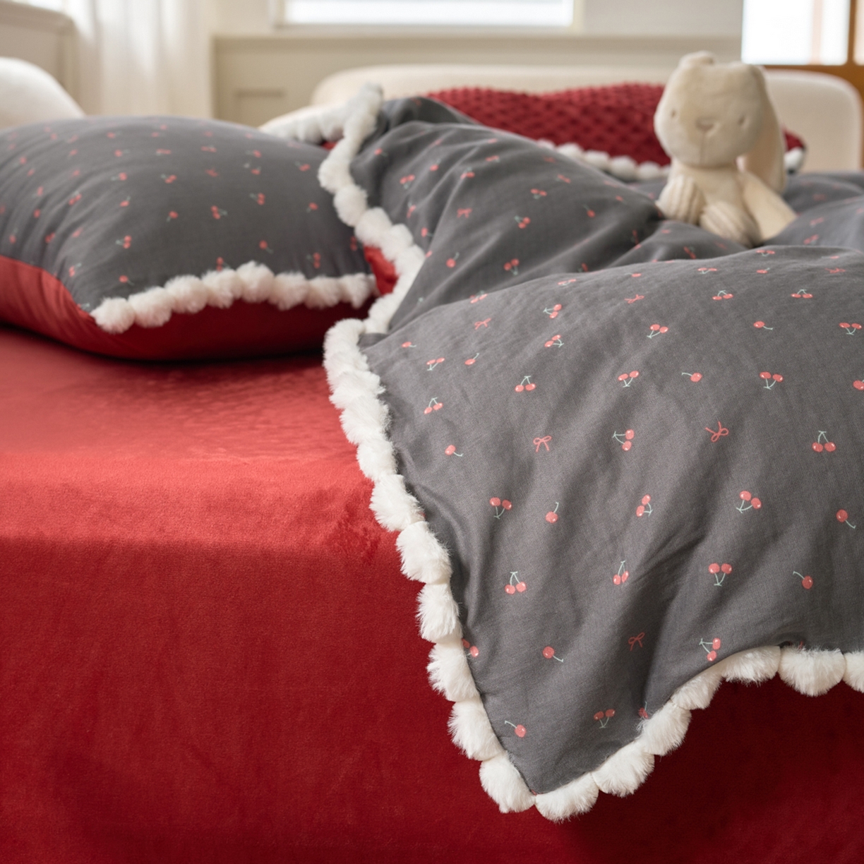 91家纺网 家纺一手货源 找家纺 洋铭区（原狠狠爱） 2025秋冬双层纱毛球球+豆豆绒四件套系列 复古 红樱桃