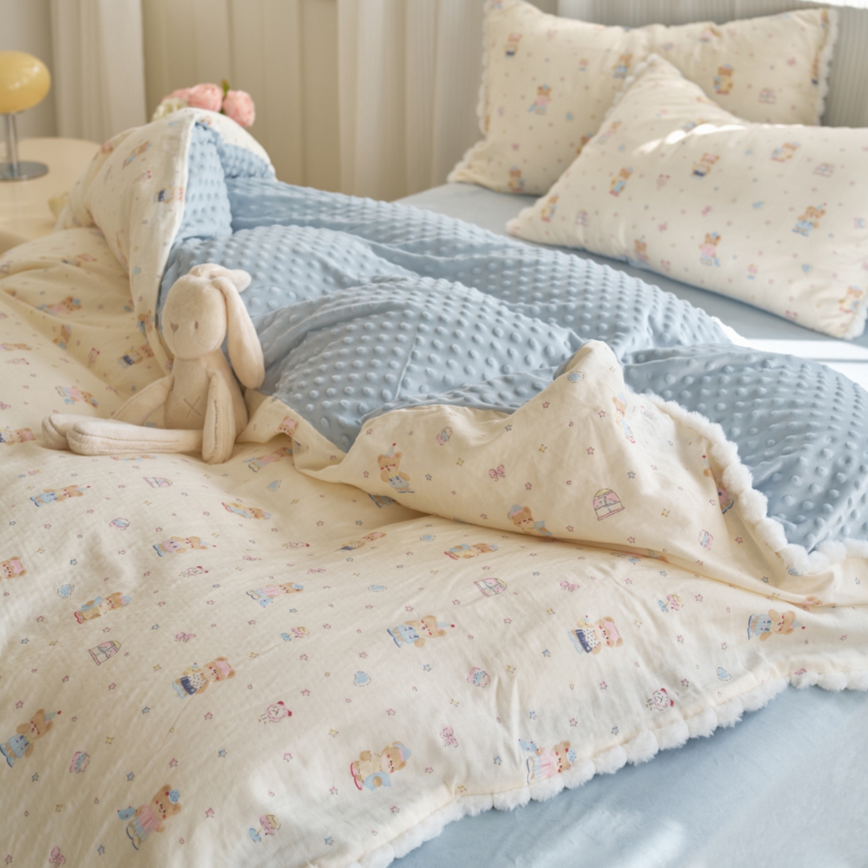 91家纺网 家纺一手货源 找家纺 洋铭区（原狠狠爱） 2025秋冬双层纱毛球球+豆豆绒四件套系列 公主小熊