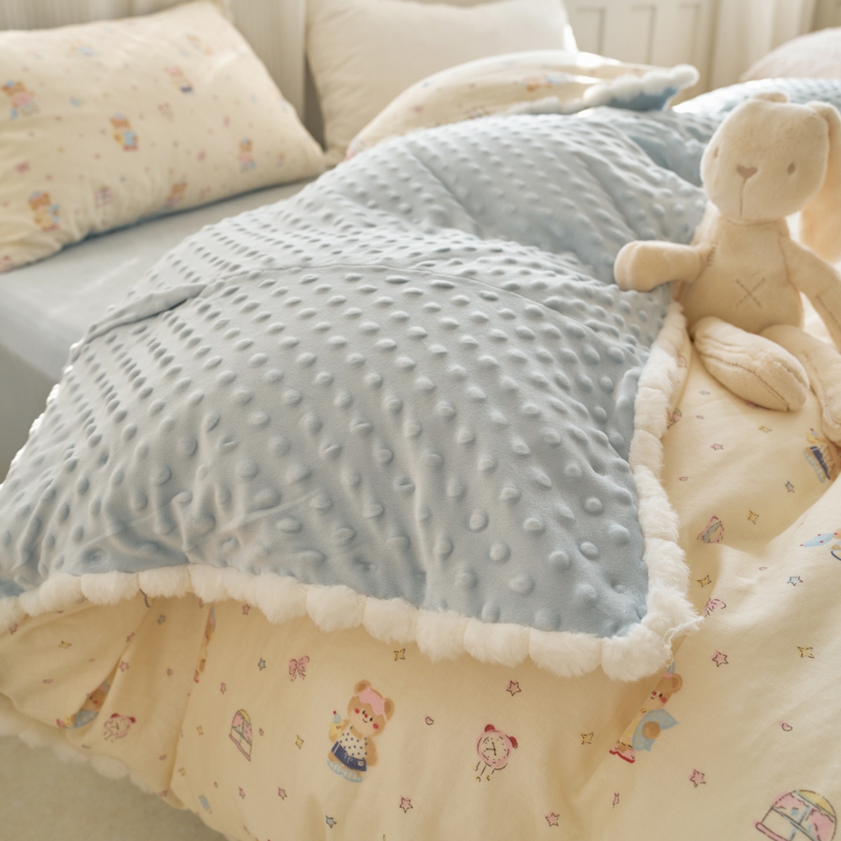 91家纺网 家纺一手货源 找家纺 洋铭区（原狠狠爱） 2025秋冬双层纱毛球球+豆豆绒四件套系列 公主小熊