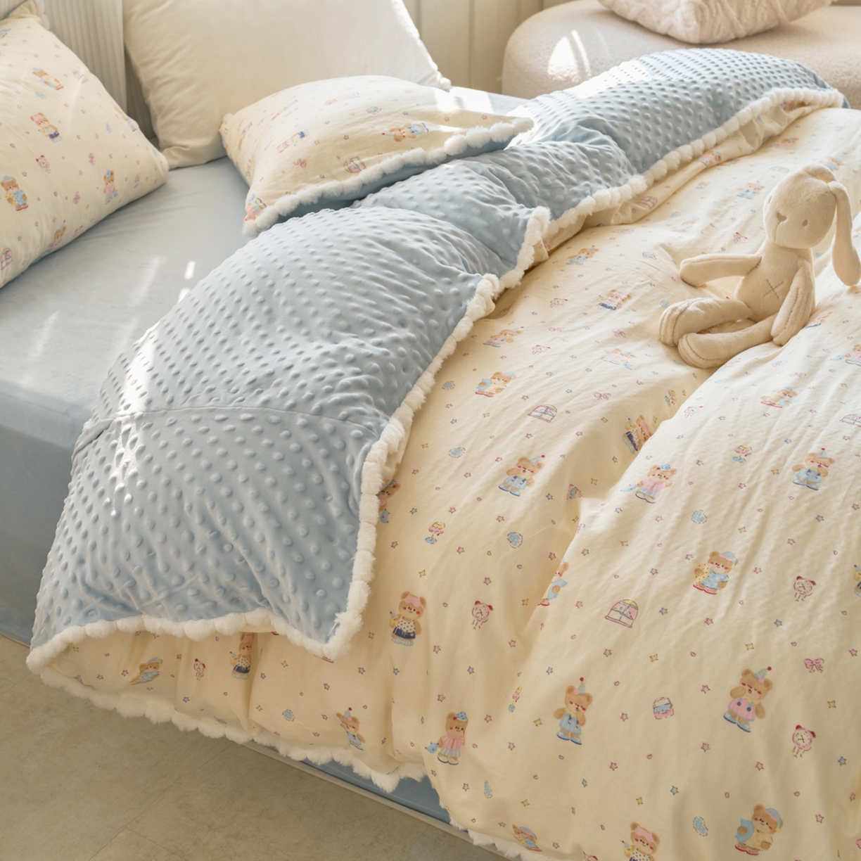 91家纺网 家纺一手货源 找家纺 洋铭区（原狠狠爱） 2025秋冬双层纱毛球球+豆豆绒四件套系列 公主小熊