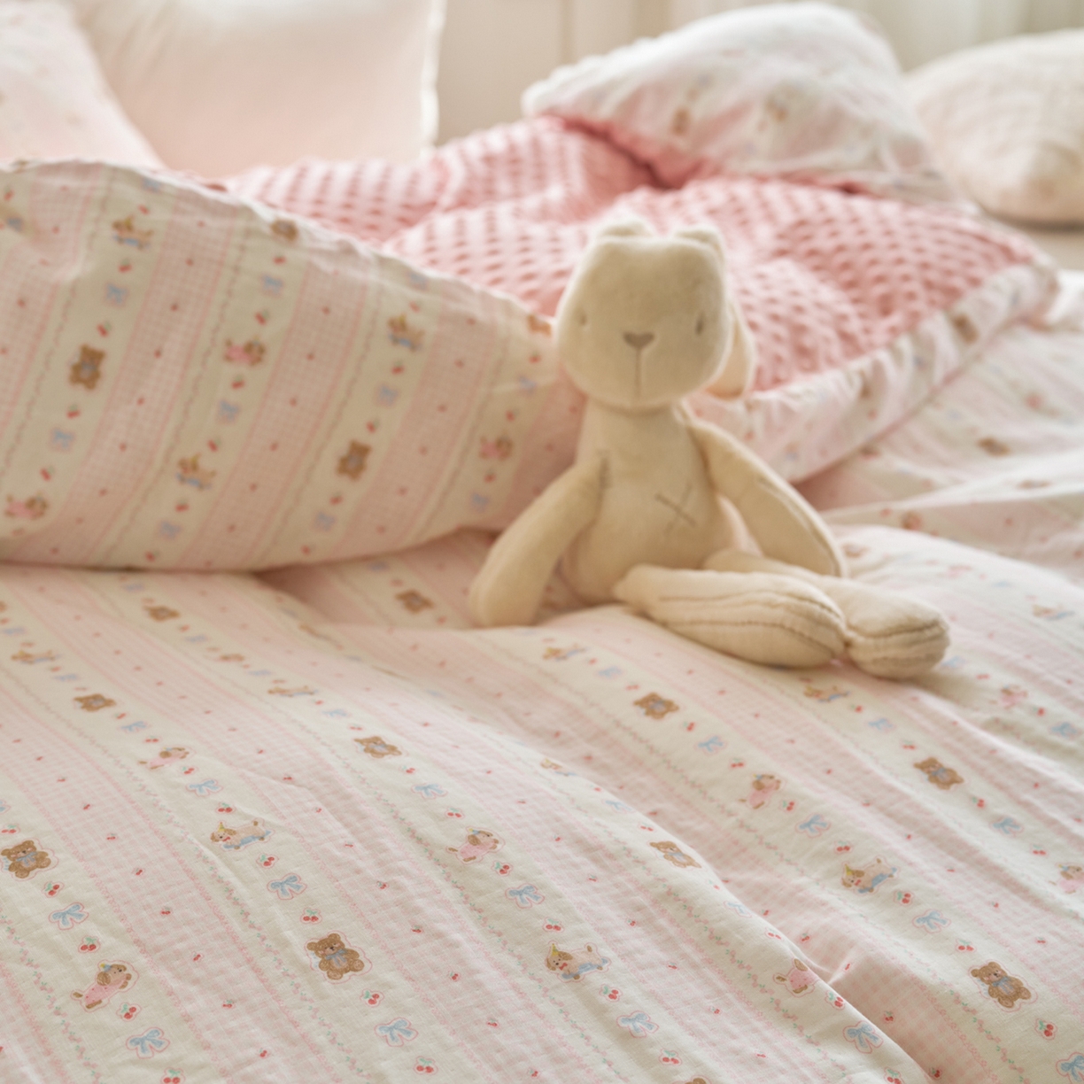 91家纺网 家纺一手货源 找家纺 洋铭区（原狠狠爱） 2025秋冬双层纱毛球球+豆豆绒四件套系列 乖宝小熊