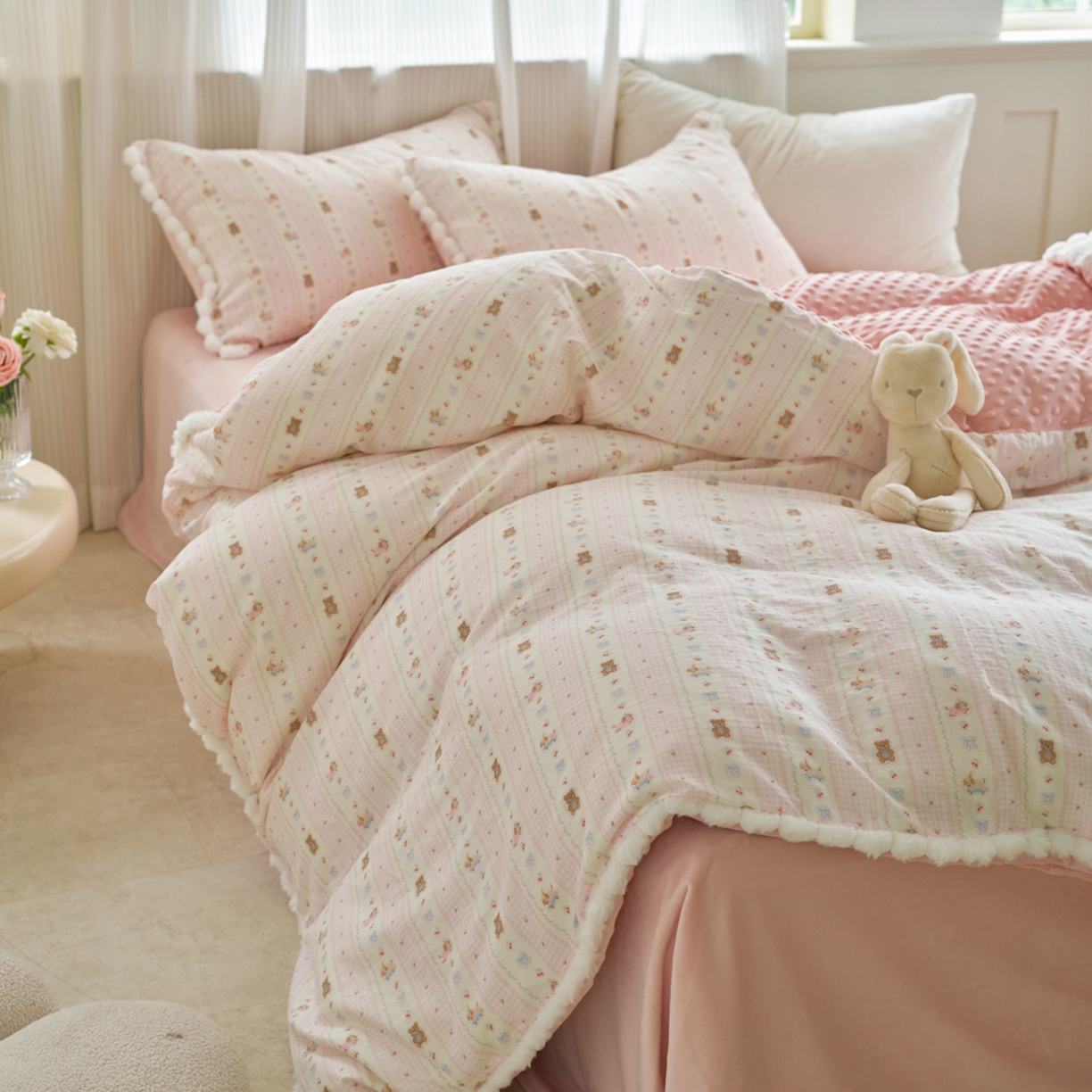 91家纺网 家纺一手货源 找家纺 洋铭区（原狠狠爱） 2025秋冬双层纱毛球球+豆豆绒四件套系列 乖宝小熊