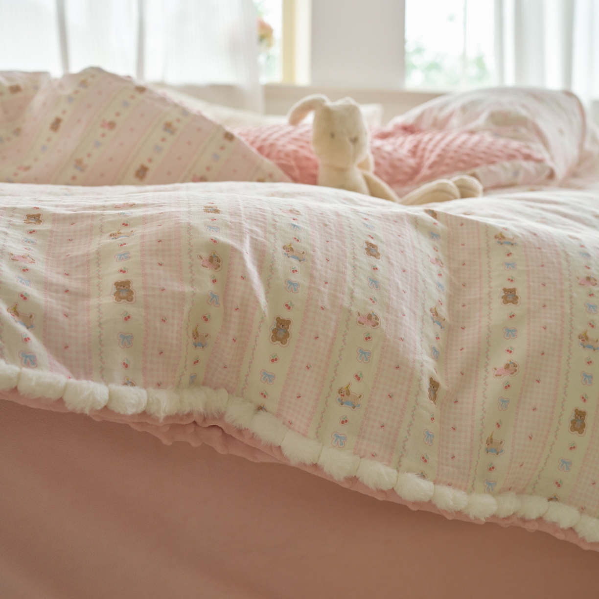 91家纺网 家纺一手货源 找家纺 洋铭区（原狠狠爱） 2025秋冬双层纱毛球球+豆豆绒四件套系列 乖宝小熊