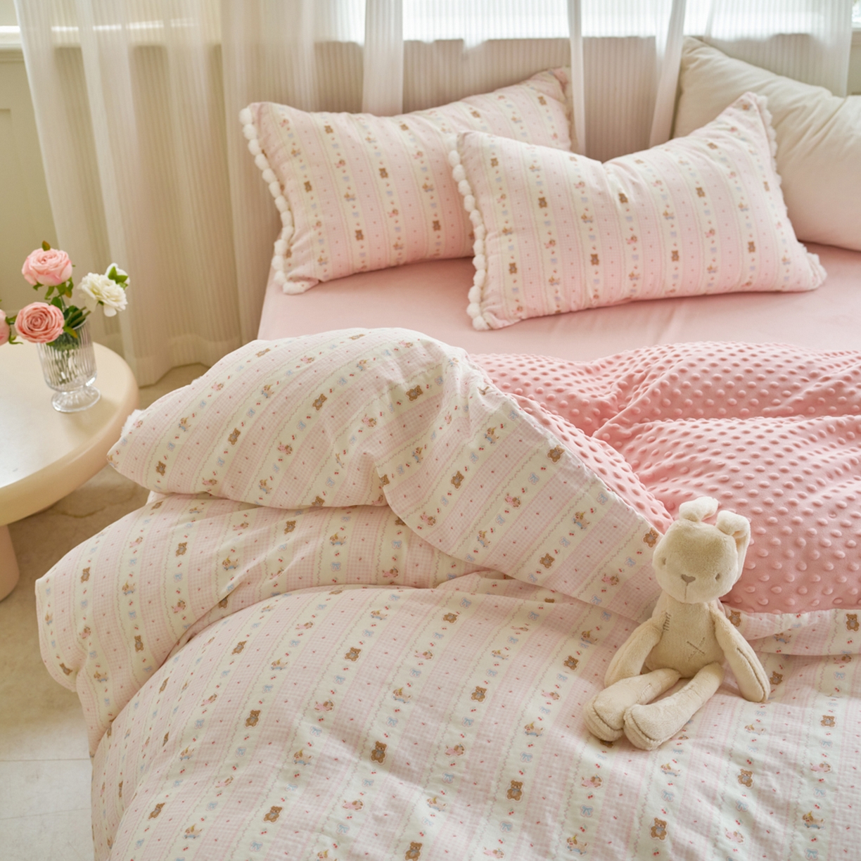 91家纺网 家纺一手货源 找家纺 洋铭区（原狠狠爱） 2025秋冬双层纱毛球球+豆豆绒四件套系列 乖宝小熊