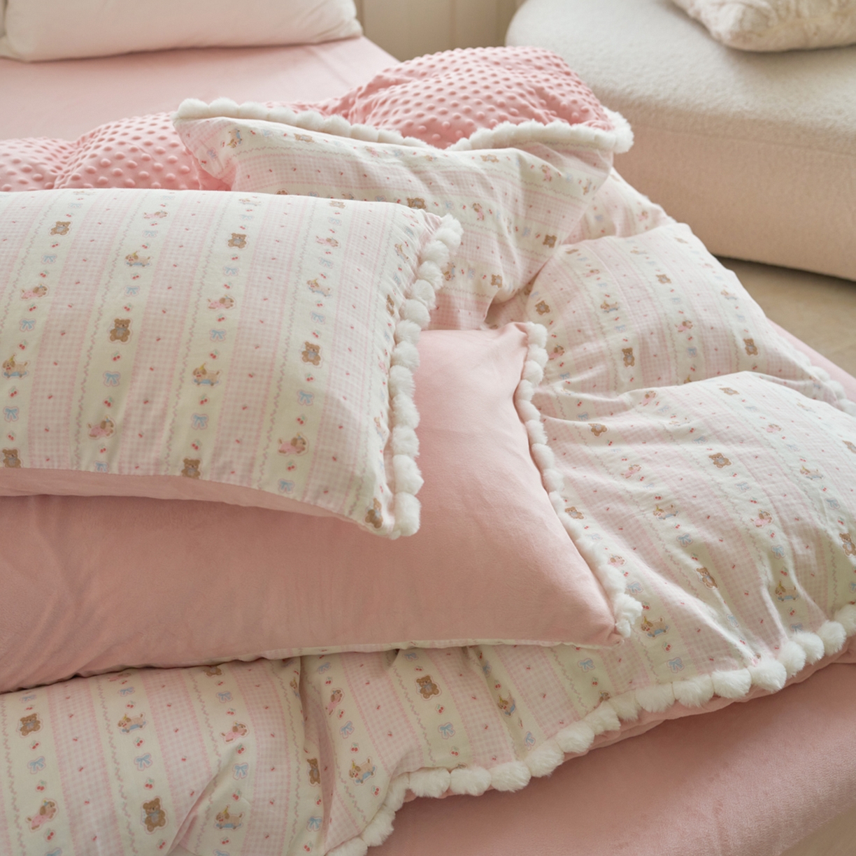 91家纺网 家纺一手货源 找家纺 洋铭区（原狠狠爱） 2025秋冬双层纱毛球球+豆豆绒四件套系列 乖宝小熊