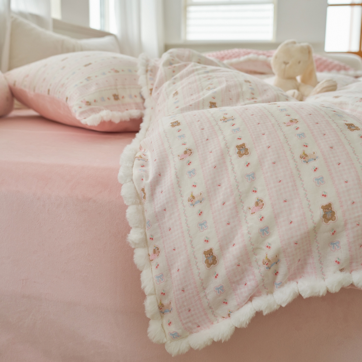 91家纺网 家纺一手货源 找家纺 洋铭区（原狠狠爱） 2025秋冬双层纱毛球球+豆豆绒四件套系列 乖宝小熊