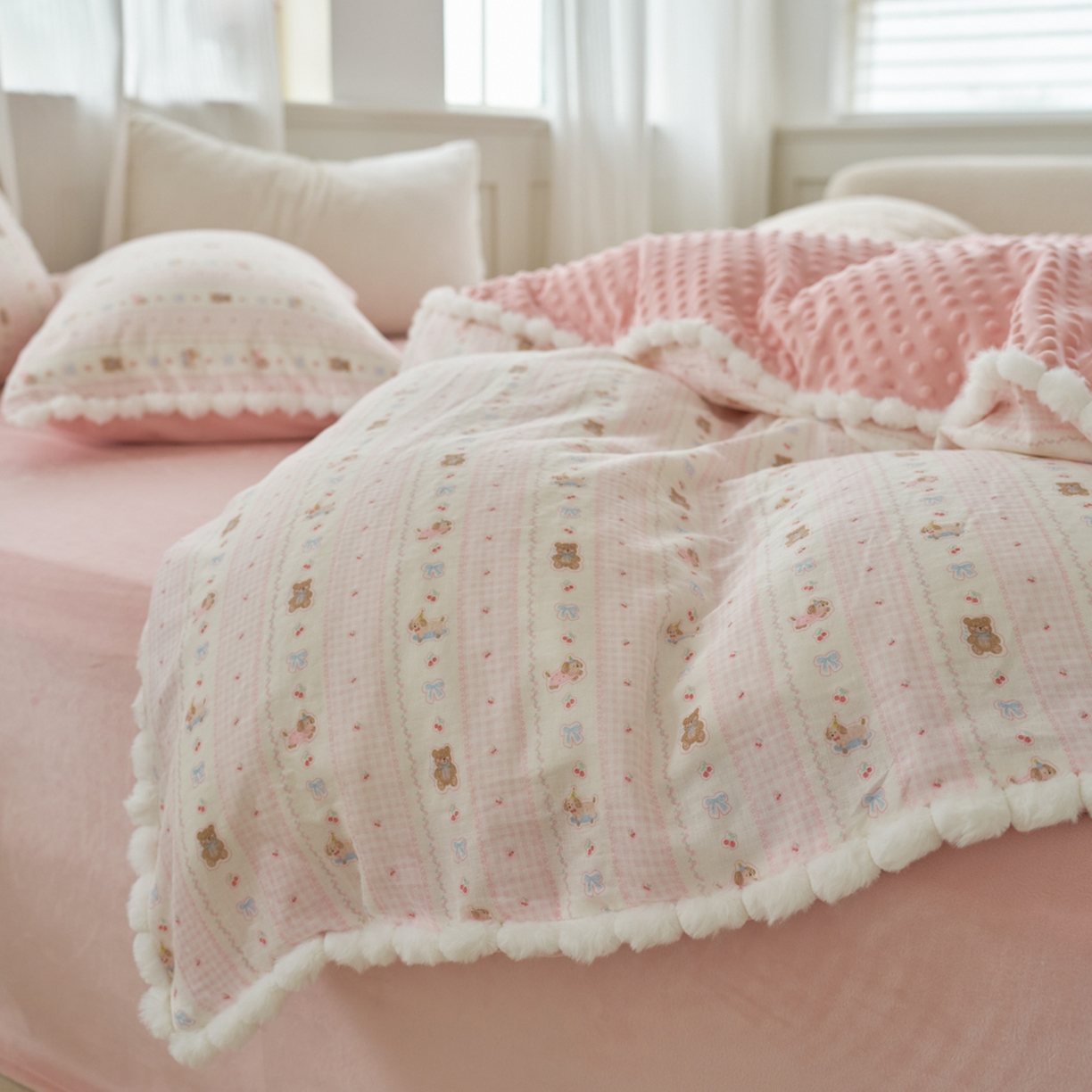 91家纺网 家纺一手货源 找家纺 洋铭区（原狠狠爱） 2025秋冬双层纱毛球球+豆豆绒四件套系列 乖宝小熊