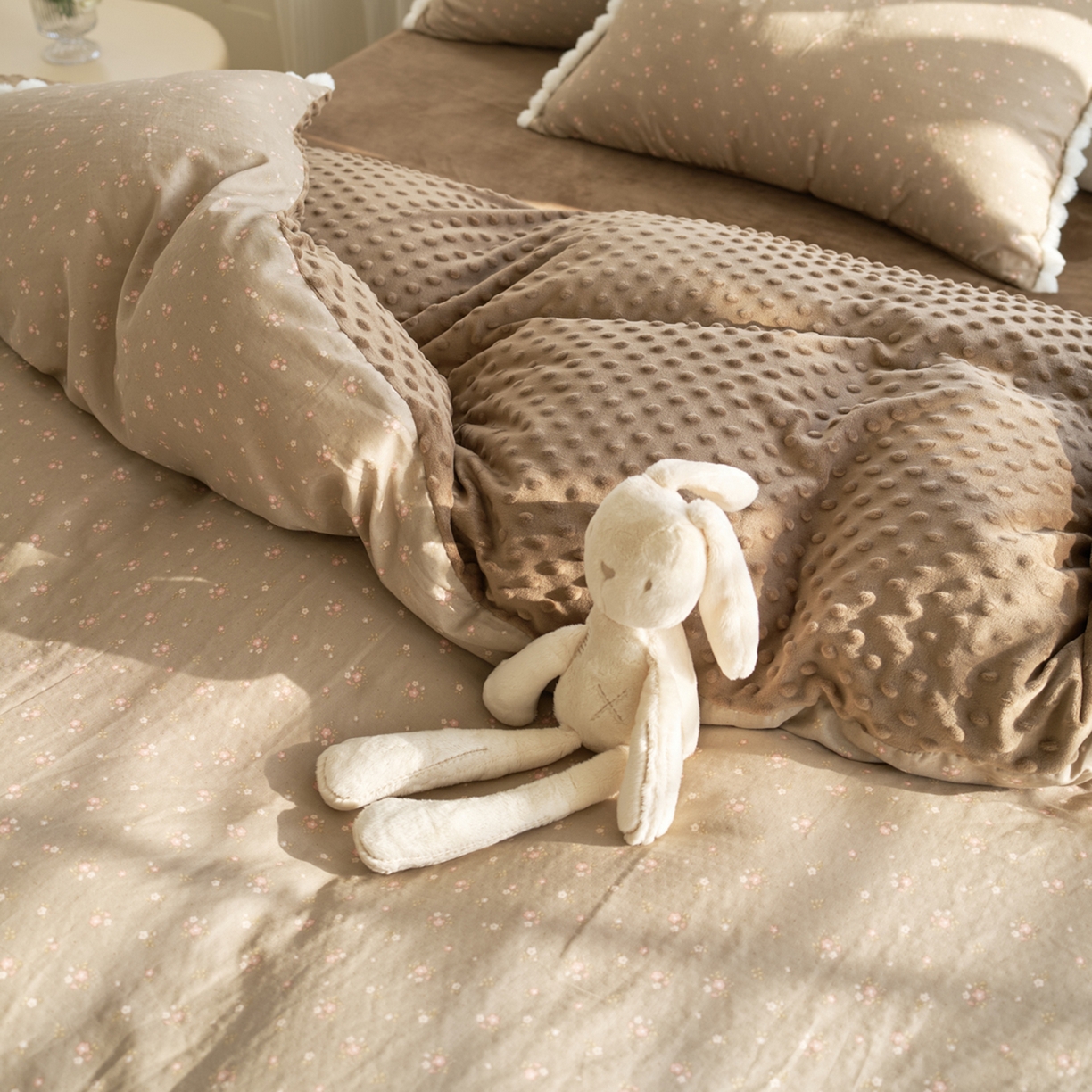 91家纺网 家纺一手货源 找家纺 洋铭区（原狠狠爱） 2025秋冬双层纱毛球球+豆豆绒四件套系列 咖啡花香