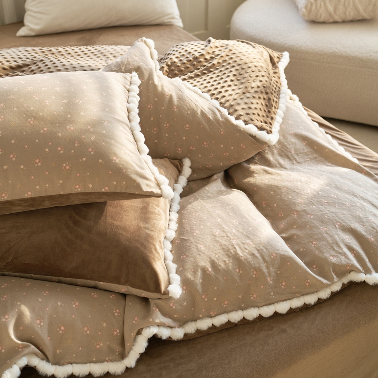 91家纺网 家纺一手货源 找家纺 洋铭区（原狠狠爱） 2025秋冬双层纱毛球球+豆豆绒四件套系列 咖啡花香