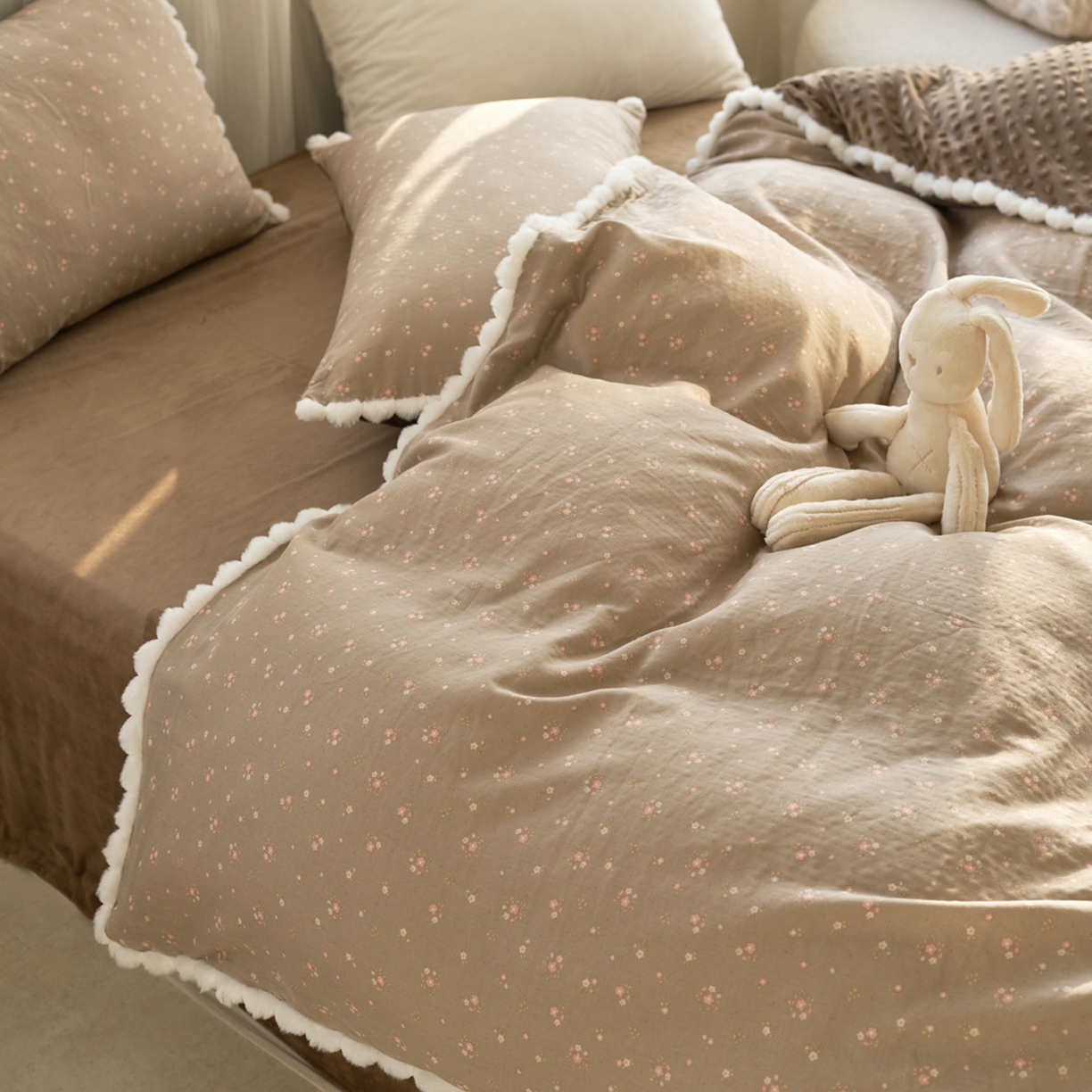 91家纺网 家纺一手货源 找家纺 洋铭区（原狠狠爱） 2025秋冬双层纱毛球球+豆豆绒四件套系列 咖啡花香