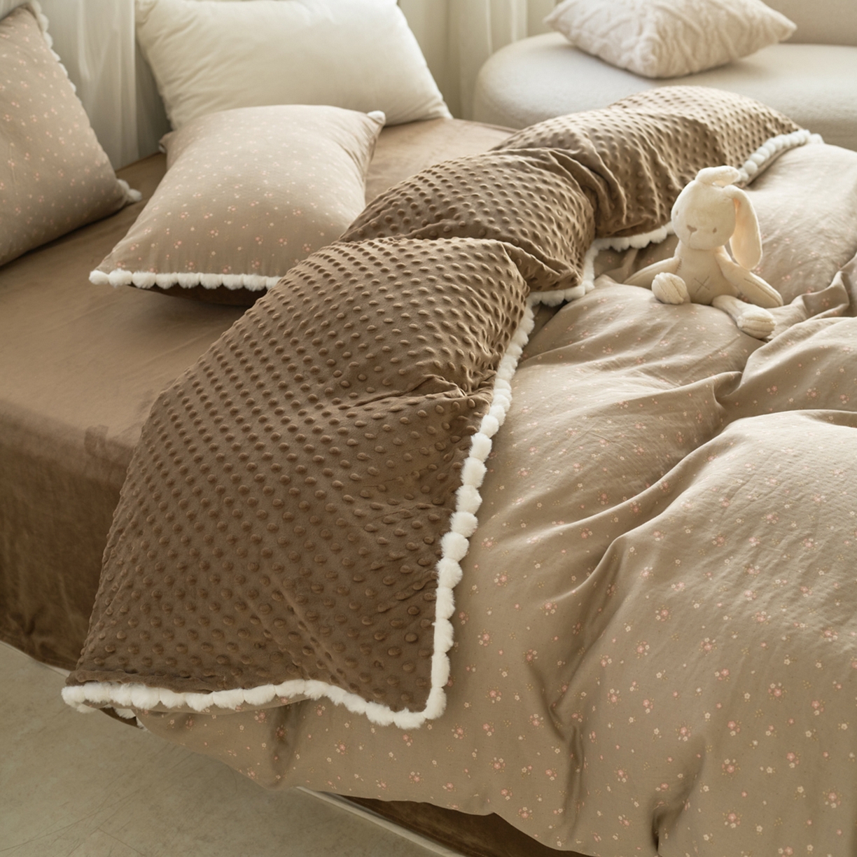 91家纺网 家纺一手货源 找家纺 洋铭区（原狠狠爱） 2025秋冬双层纱毛球球+豆豆绒四件套系列 咖啡花香