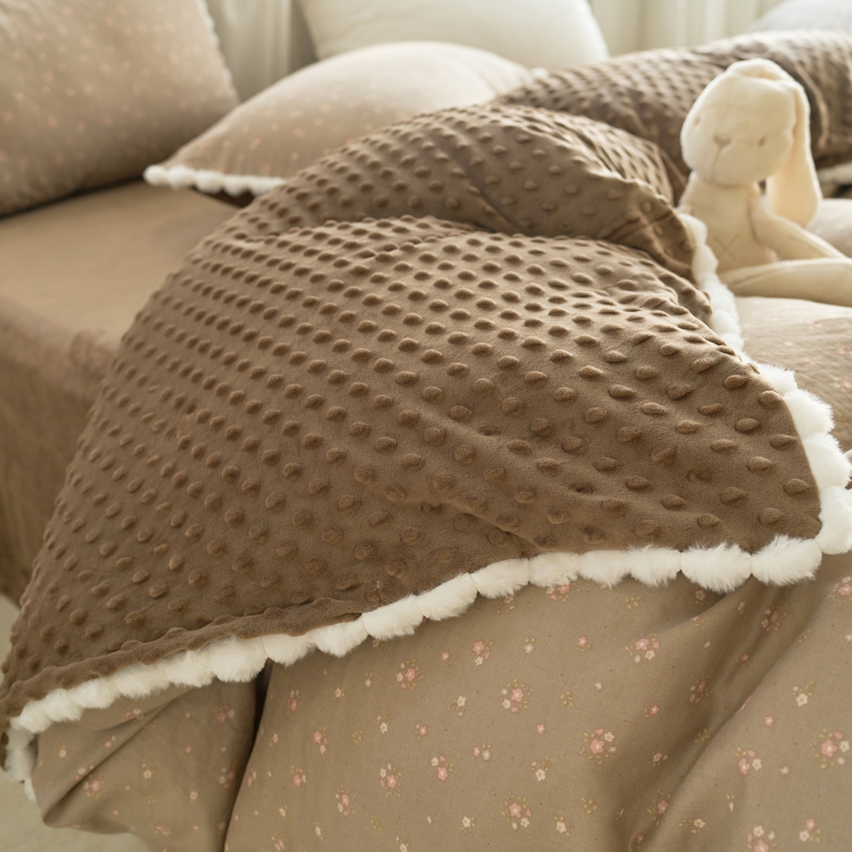 91家纺网 家纺一手货源 找家纺 洋铭区（原狠狠爱） 2025秋冬双层纱毛球球+豆豆绒四件套系列 咖啡花香