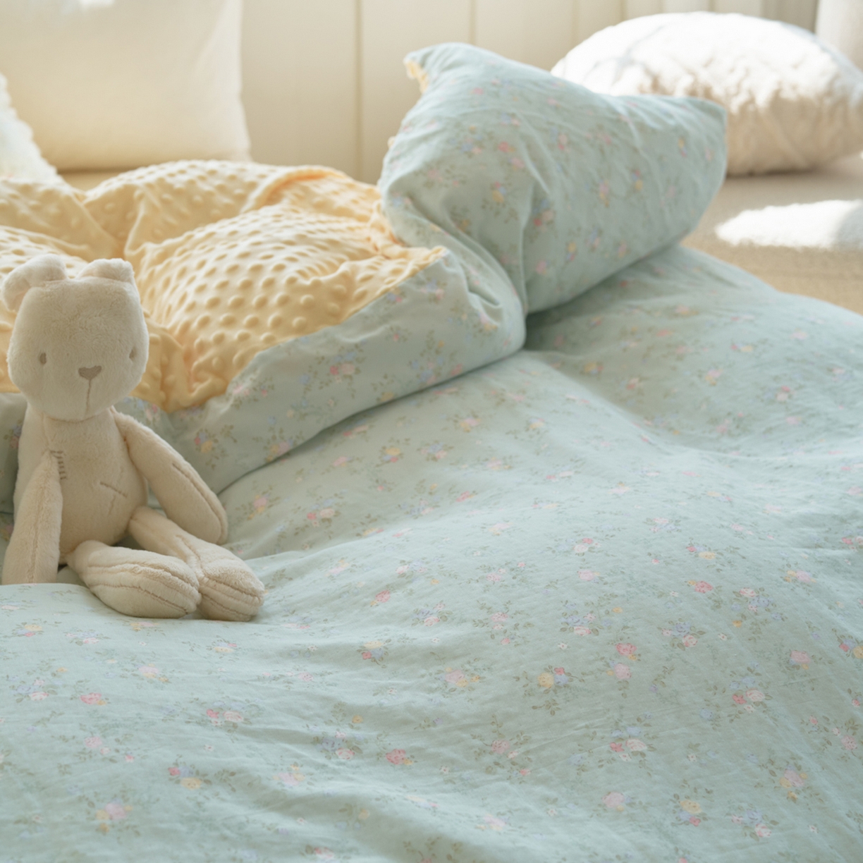 91家纺网 家纺一手货源 找家纺 洋铭区（原狠狠爱） 2025秋冬双层纱毛球球+豆豆绒四件套系列 水仙绿花