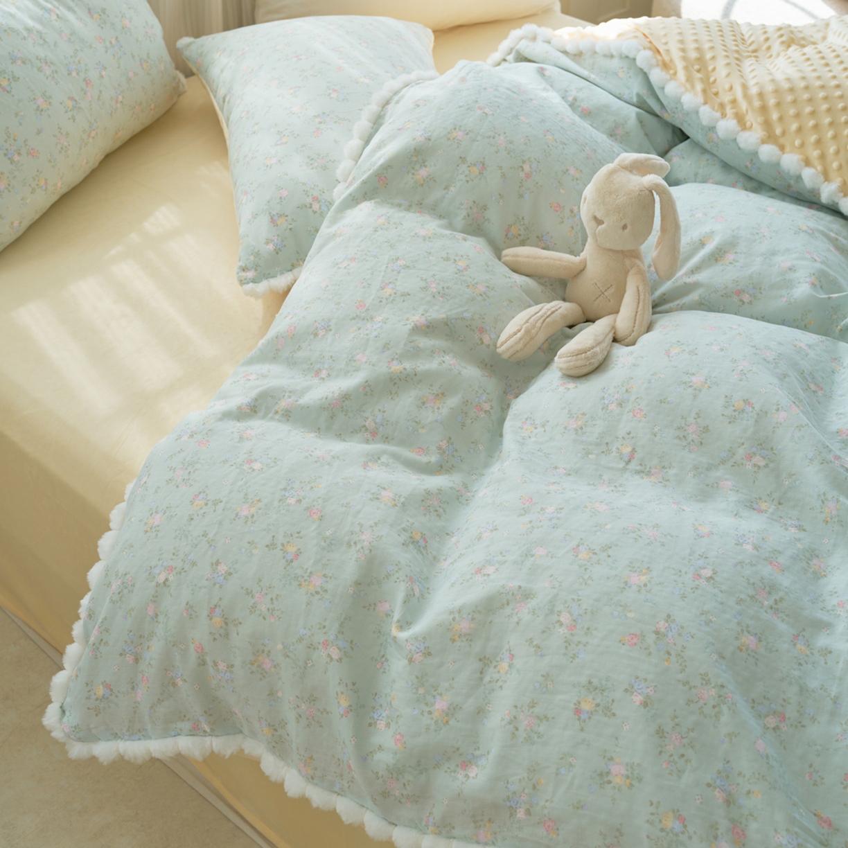 91家纺网 家纺一手货源 找家纺 洋铭区（原狠狠爱） 2025秋冬双层纱毛球球+豆豆绒四件套系列 水仙绿花