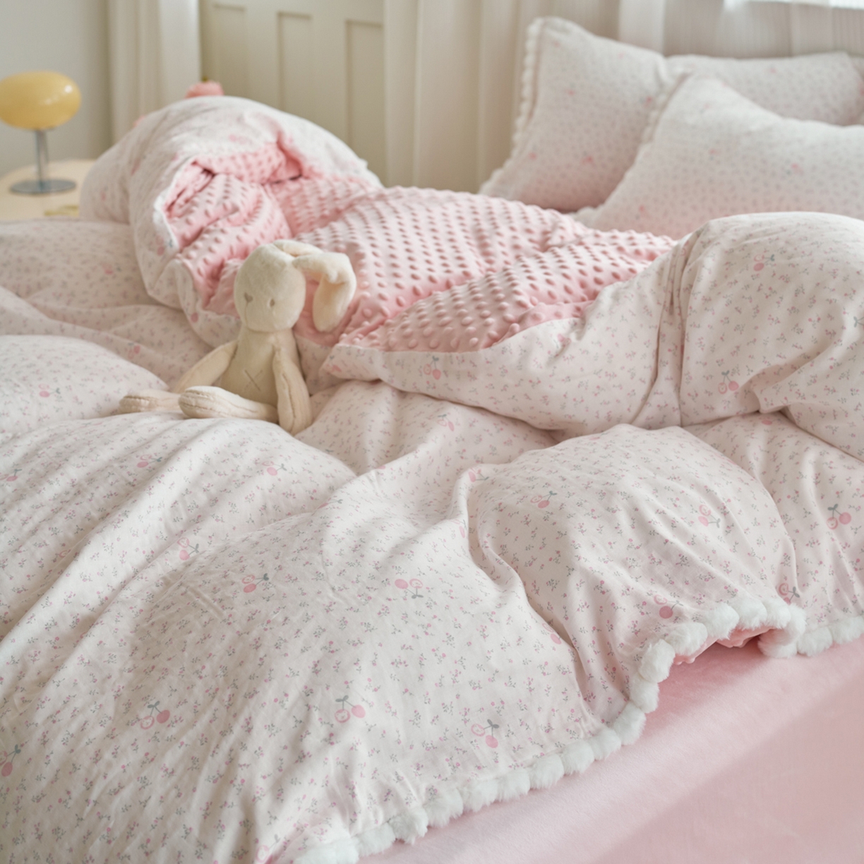 91家纺网 家纺一手货源 找家纺 洋铭区（原狠狠爱） 2025秋冬双层纱毛球球+豆豆绒四件套系列 小果粉花