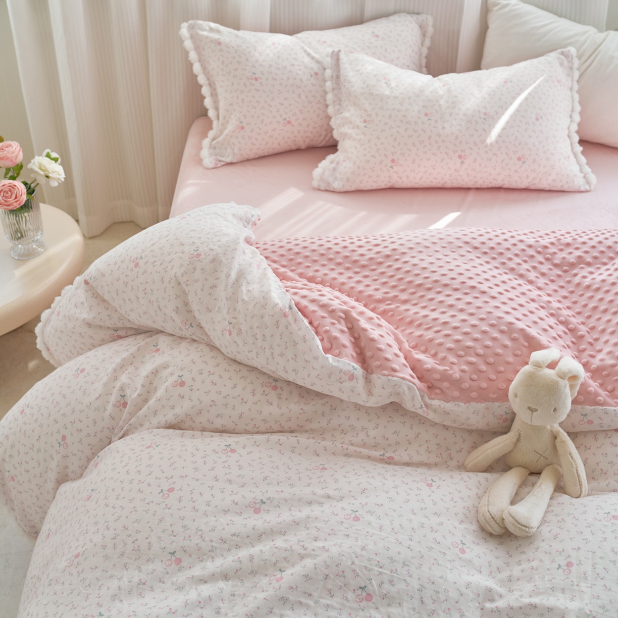 91家纺网 家纺一手货源 找家纺 洋铭区（原狠狠爱） 2025秋冬双层纱毛球球+豆豆绒四件套系列 小果粉花