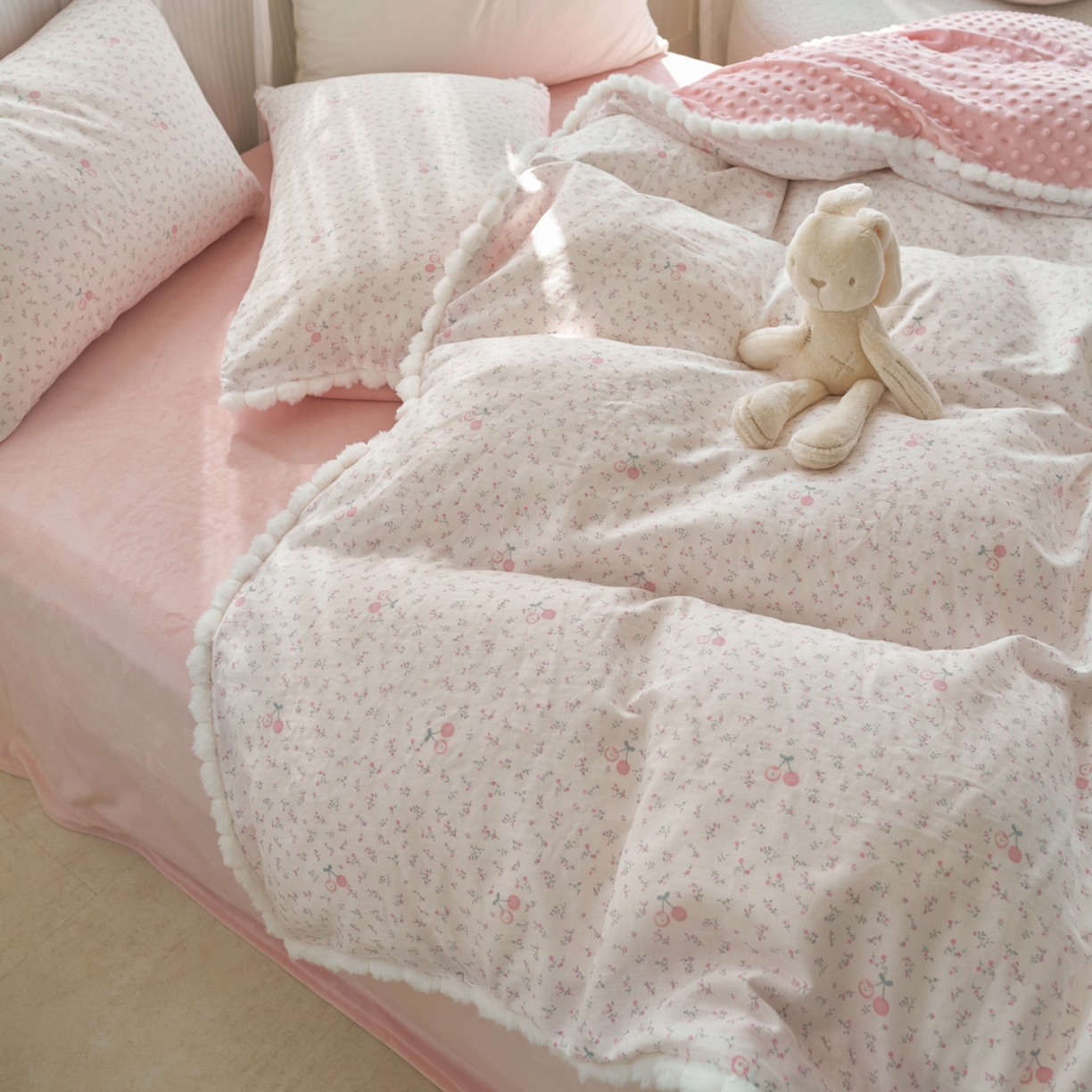 91家纺网 家纺一手货源 找家纺 洋铭区（原狠狠爱） 2025秋冬双层纱毛球球+豆豆绒四件套系列 小果粉花