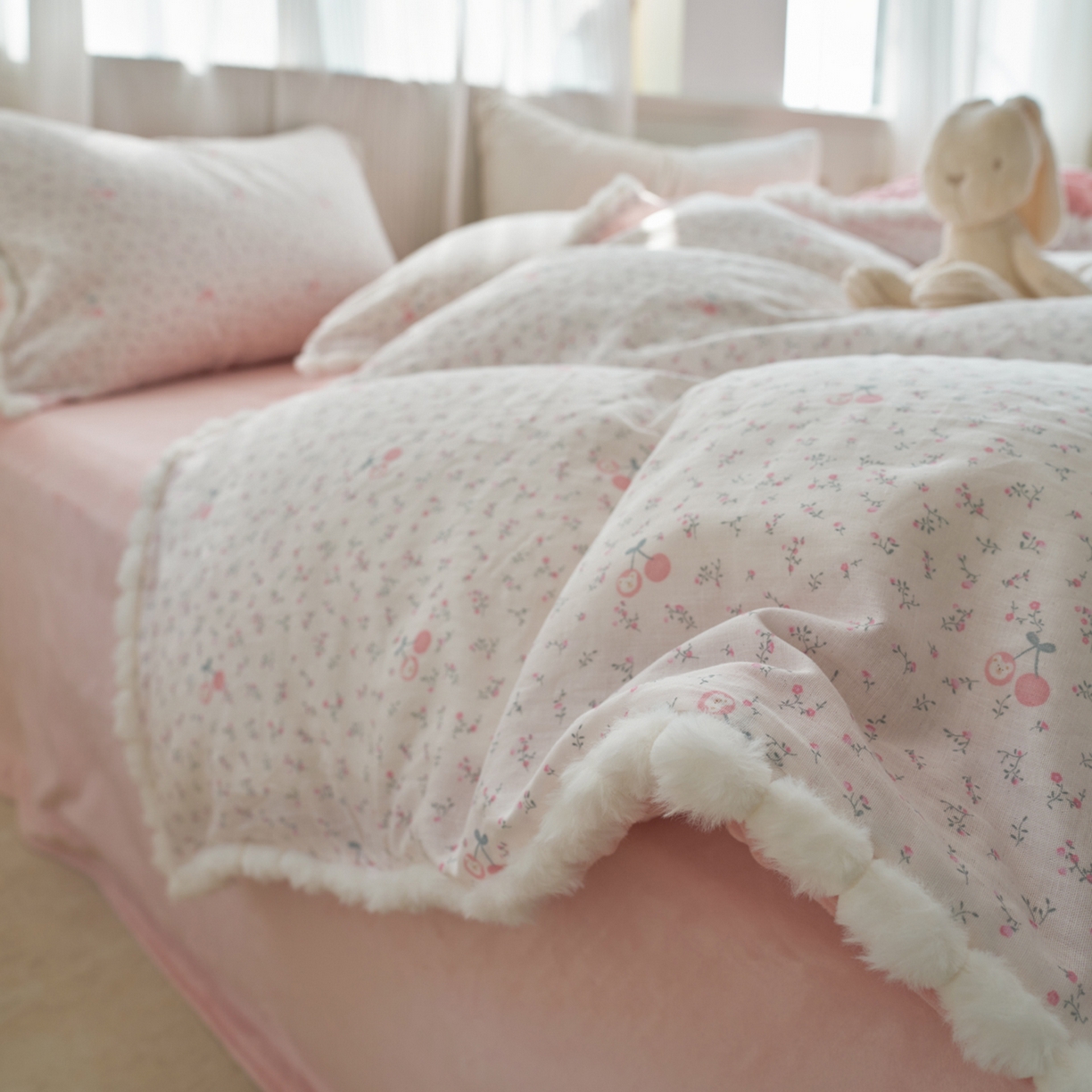 91家纺网 家纺一手货源 找家纺 洋铭区（原狠狠爱） 2025秋冬双层纱毛球球+豆豆绒四件套系列 小果粉花